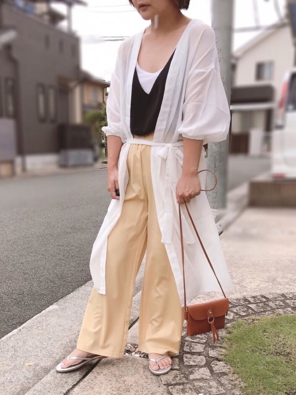 「GeeRA、きれいめカジュアル、サテンパンツ、ビスチェ、カーディガン、ロングカーディガン、ガウン、ショルダーバッグ、大人カジュアル、ゆるコーデ」｜「GeeRAの【20盛夏新着】涼やかガウンカーディガン（カーディガン/ボレロ、ホワイト系）」を使った、きな☆ki_naさん（レディース・153cm）の夏コーディネートの1枚目の写真