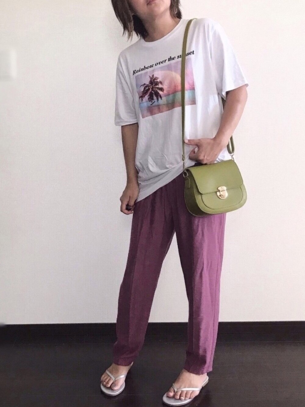 「カラーパンツ、パンツスタイル、カジュアル、シンプル、大人カジュアル、リネンパンツ、グラフィックＴ、夏セールで買いました、プチプラ、ビーチサンダル」｜「WEGOのWEGO/カラーレインボーフォトプリントTシャツ（Tシャツ/カットソー、ホワイト系）」を使った、きな☆ki_naさん（レディース・153cm）の夏コーディネートの1枚目の写真