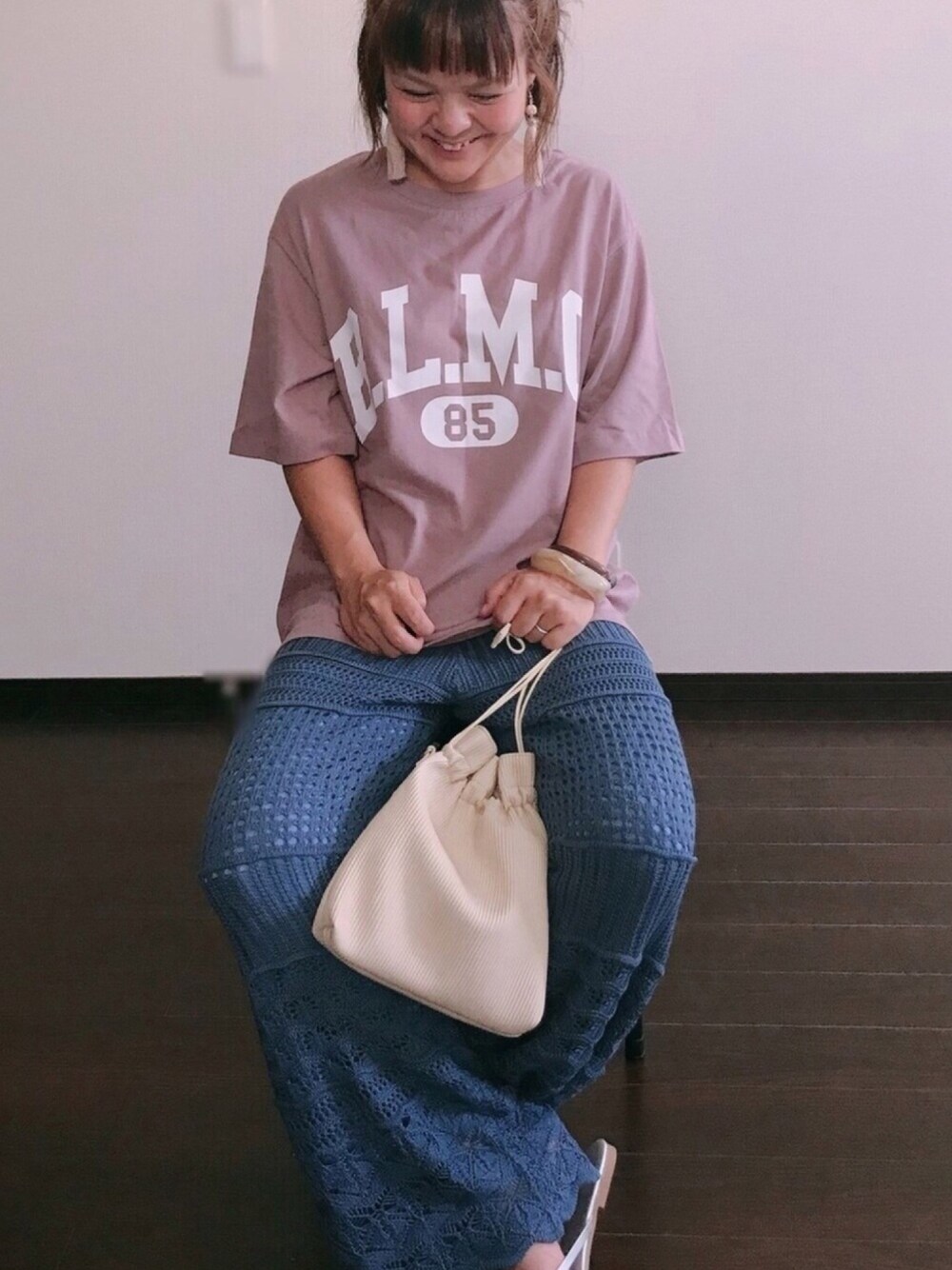 「シンプルコーデ、休日スタイル、カラーパンツ、ニットパンツ、くすみカラー、ビーチサンダル、ロゴT、大人カジュアル、巾着バッグ、リラックススタイル」｜「LAVEANGEの〈2020AW新色入荷〉透かし編みニットパンツ（その他パンツ、ブルー系）」を使った、きな☆ki_naさん（レディース・153cm）の夏コーディネートの1枚目の写真