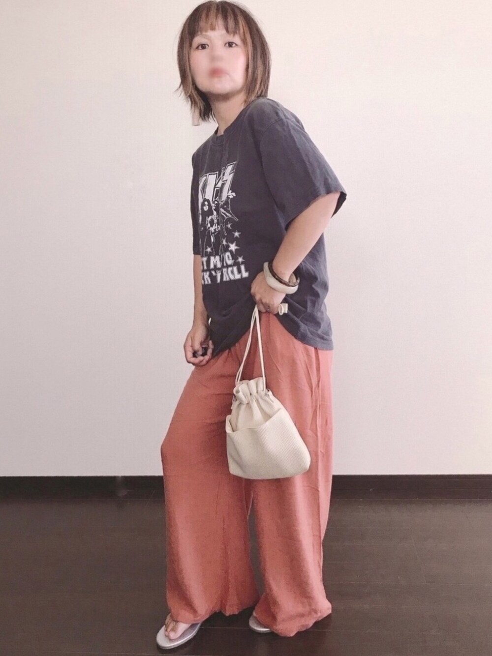 「シンプル、夏コーデ、オトナカジュアル、楽チンコーデ、プチプラ、リラックススタイル、オーバーサイズ、メンズライク、ビッグシルエット、リネンパンツ」｜「coca（coca）の・KISSモノクロ ロックTシャツ（Tシャツ/カットソー、ブラック系）」を使った、きな☆ki_naさん（レディース・153cm）の夏コーディネートの1枚目の写真