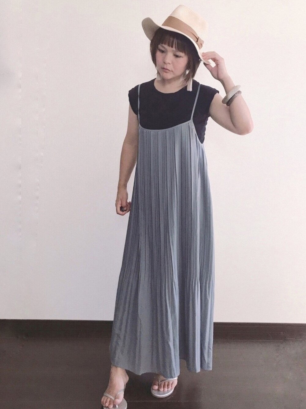 「大人カジュアル、プチプラ、ワンピース、休日スタイル、低身長、きれいめカジュアル、くすみカラー、プリーツスカート、キャミワンピ、ハット」｜「Shelly islandの【Shelly island】消しプリーツキャミソールワンピース（ワンピース、ブルー系）」を使った、きな☆ki_naさん（レディース・153cm）の夏コーディネートの1枚目の写真