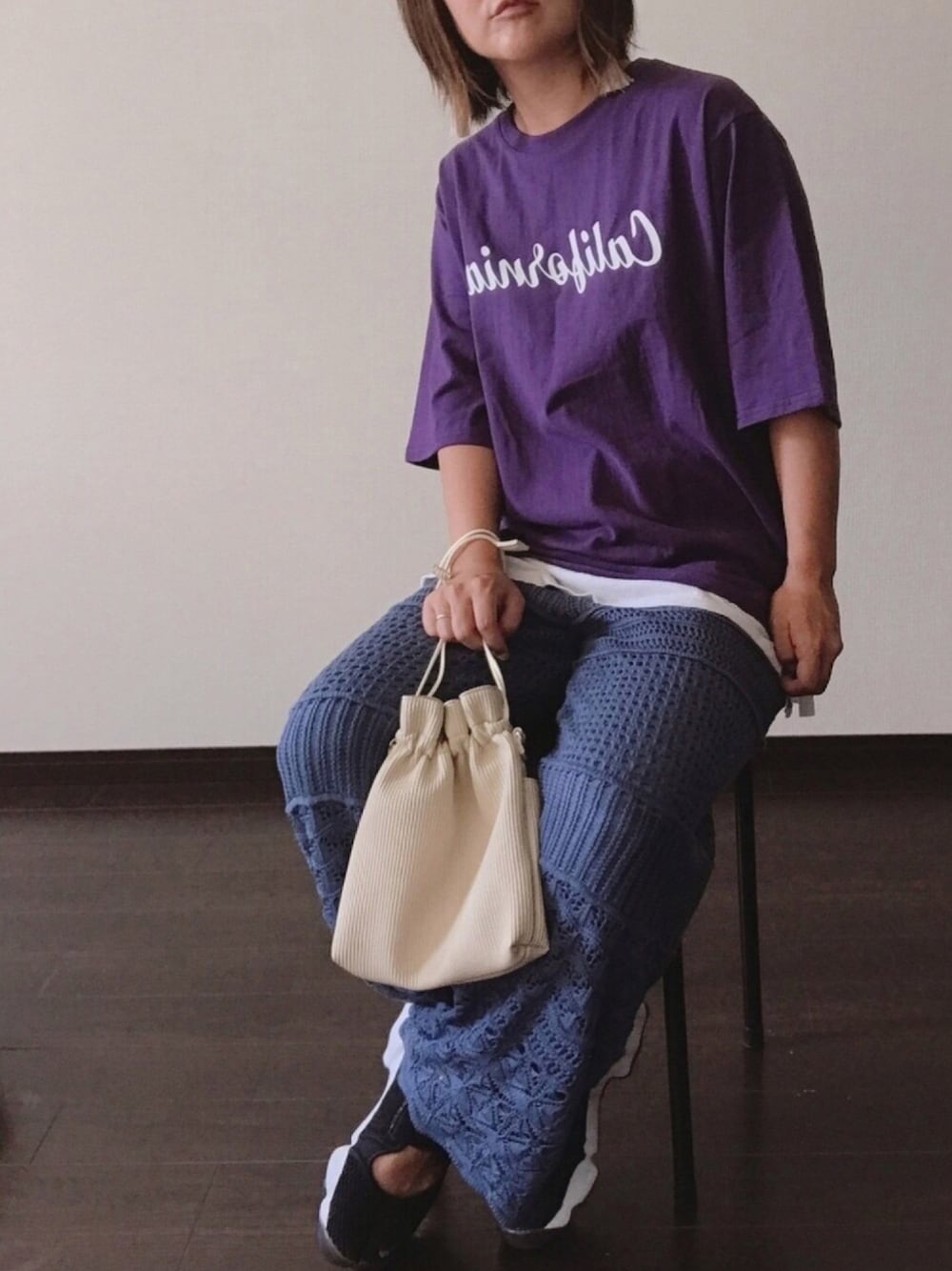 「大人カジュアル、シンプルコーデ、楽チンコーデ、プチプラ、着回しコーデ、秋のコーデ、ロゴT、パープル、エアリフト、巾着バッグ」｜「coca（coca）のプリントロゴTシャツ（Tシャツ/カットソー、パープル系）」を使った、きな☆ki_naさん（レディース・153cm）の秋コーディネートの1枚目の写真