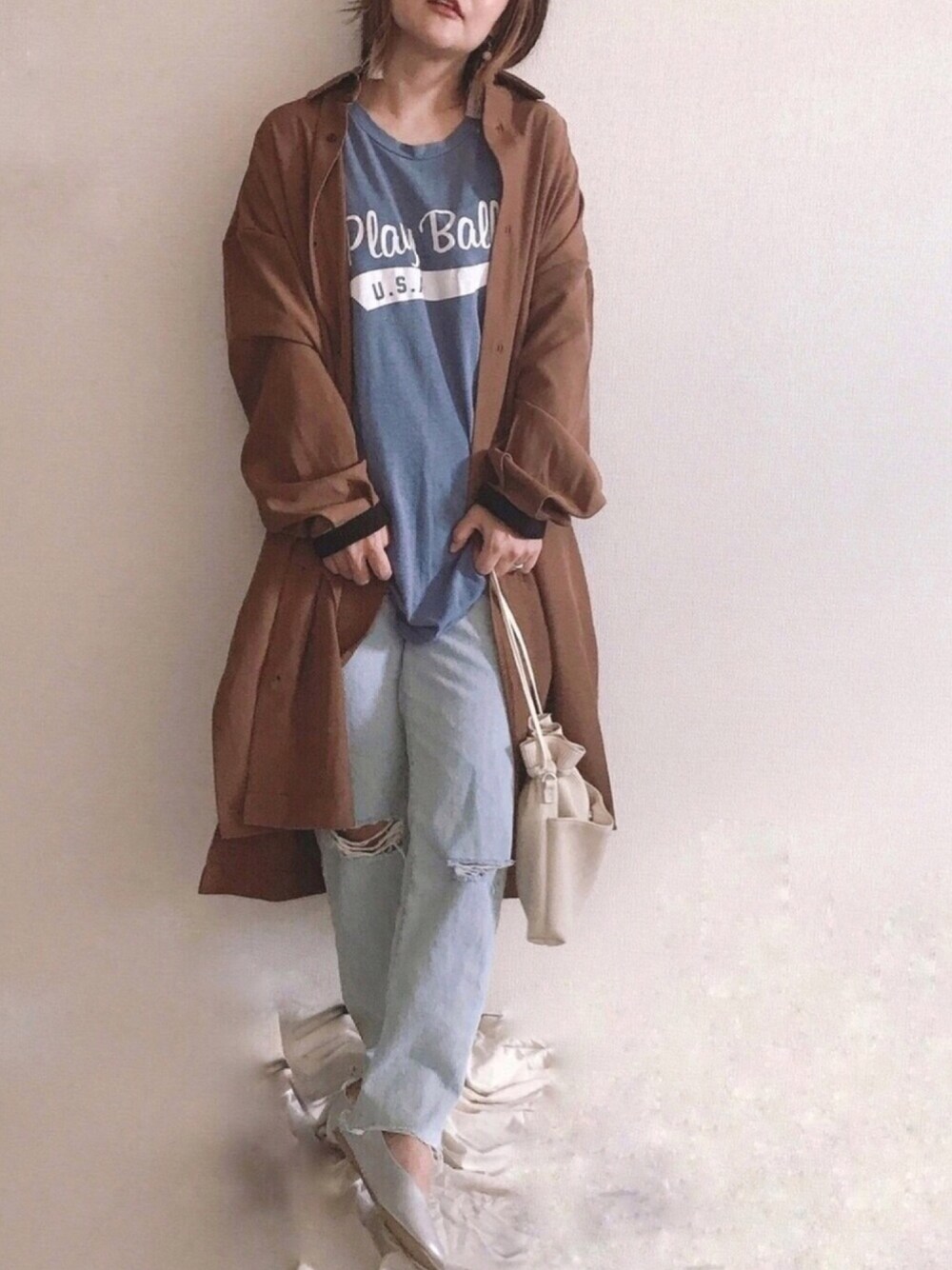 「プチプラ、休日スタイル、ユニクロ、くすみカラー、秋コーデ、巾着バッグ、CASPER JOHN、ロングシャツ、メンズアイテム、ロゴT」｜「CASPER JOHNのDrape Balloon High-slit Long Shirts/ドレープバルーンハイスリットロングシャツ（シャツ/ブラウス、ブラウン系）」を使った、きな☆ki_naさん（レディース・153cm）の秋コーディネートの1枚目の写真