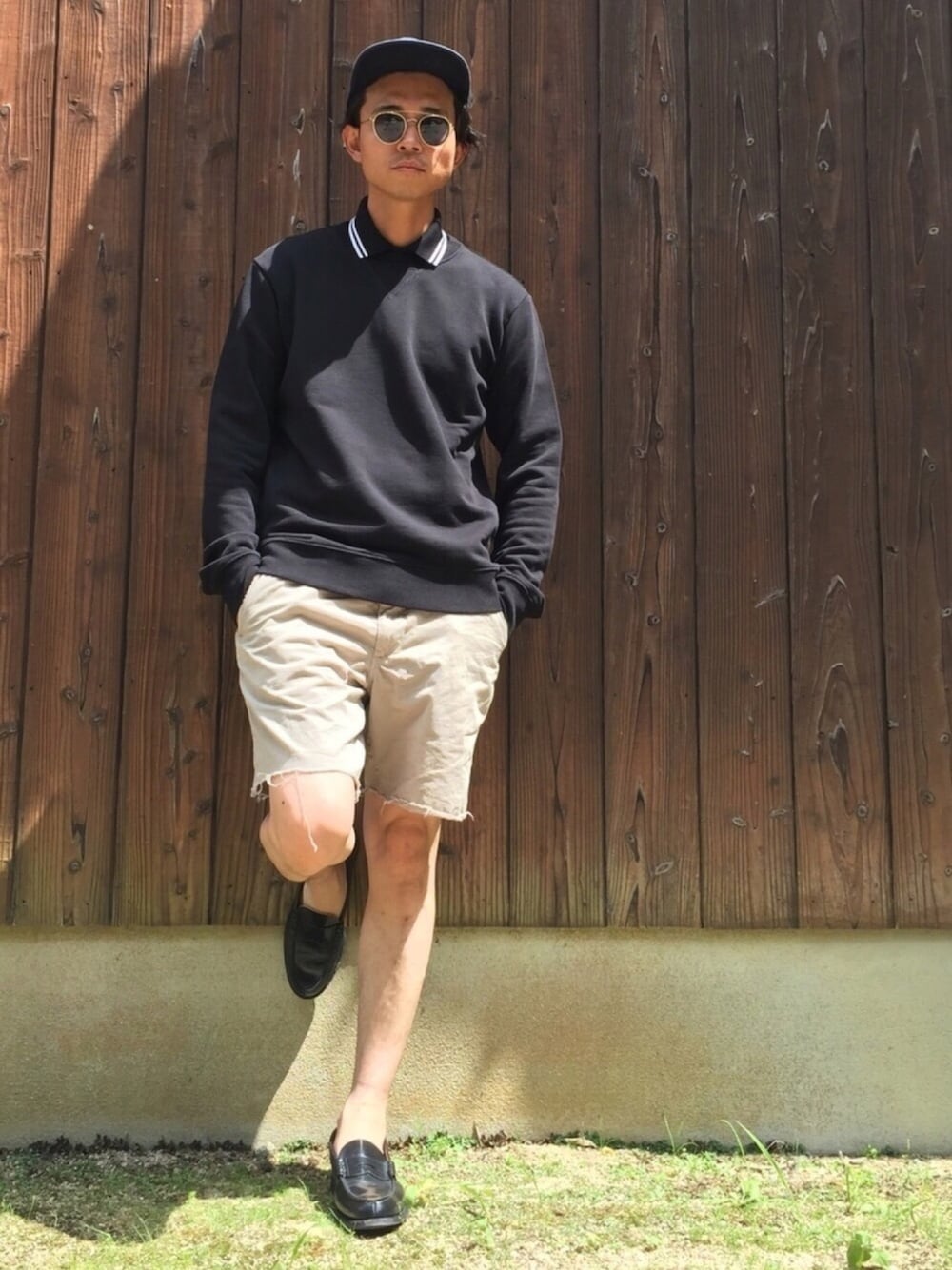 「キャップ、フレッドペリー、FRED PERRY、ポロシャツ、スウェット、ハーフパンツ、ローファー、革靴、サングラス、UNIQLO」｜「FRED PERRYのThe Original Fred Perry Shirt - M12 (Made in England)（ポロシャツ、ブラック系）」を使った、MOSさん（メンズ・178cm）の夏コーディネートの1枚目の写真
