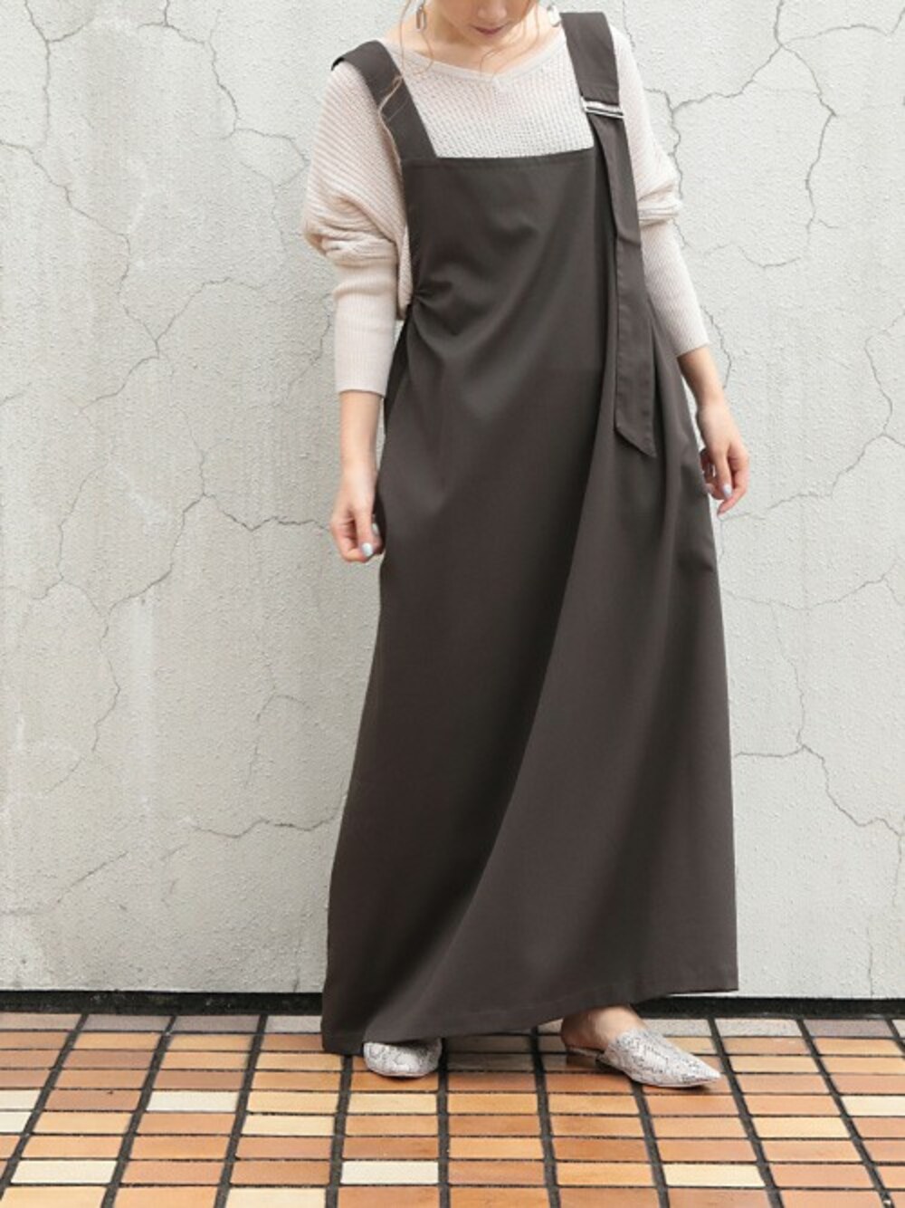 「ニット、アシンメトリー、ジャンスカ、ブラウン、ジャンパースカート、春ニット、ブラウンコーデ、titivate、miette、miette_style」｜「mietteの前後2way片畦編みﾆｯﾄ（ニット/セーター、ベージュ系）」を使った、mietteさん（レディース・158cm）の冬コーディネートの1枚目の写真