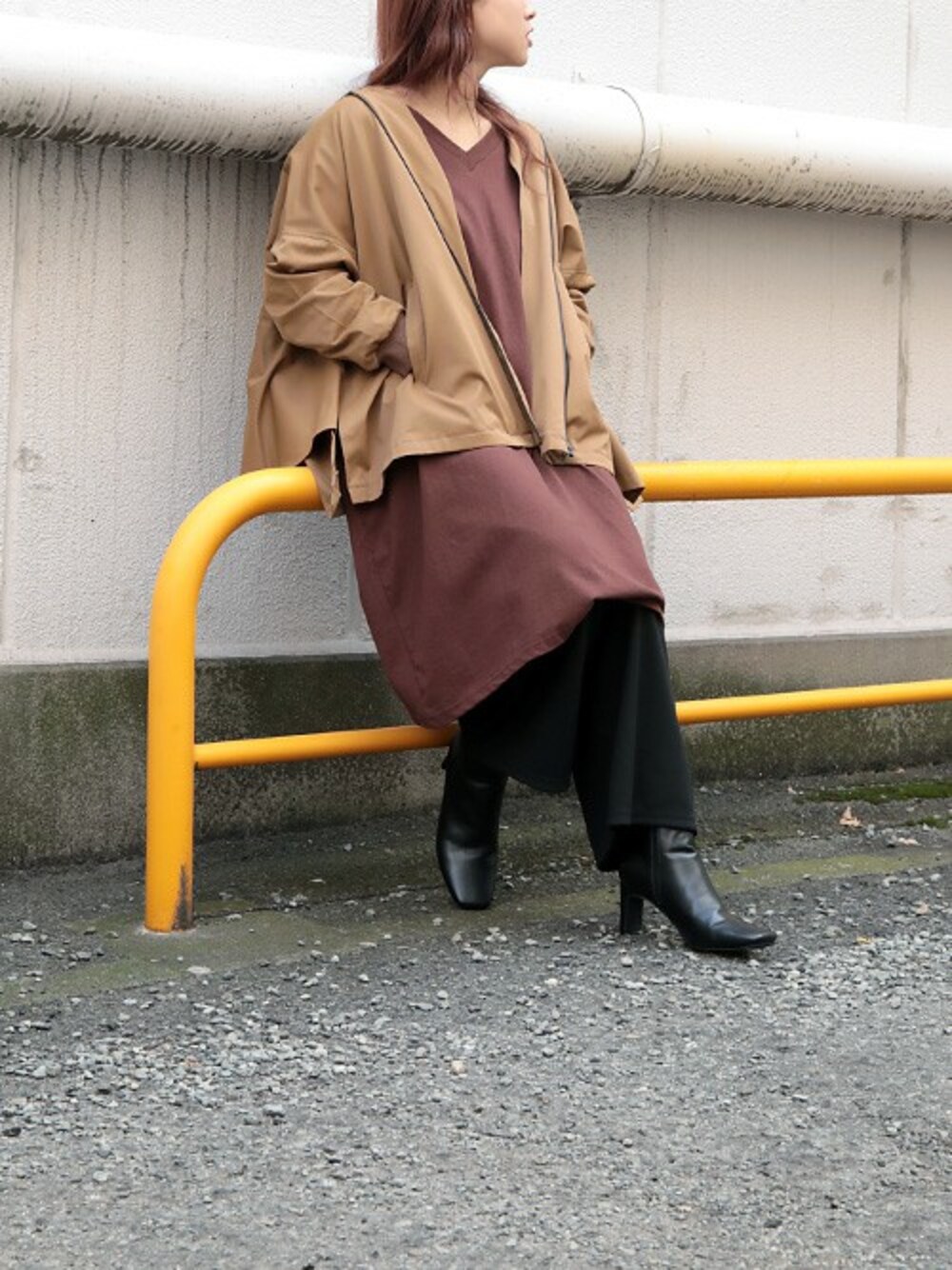 グリーン系のブルゾン、ブラウン系のワンピース、ブラウン系のその他パンツを着用したレディースの冬コーディネートの1枚目の写真