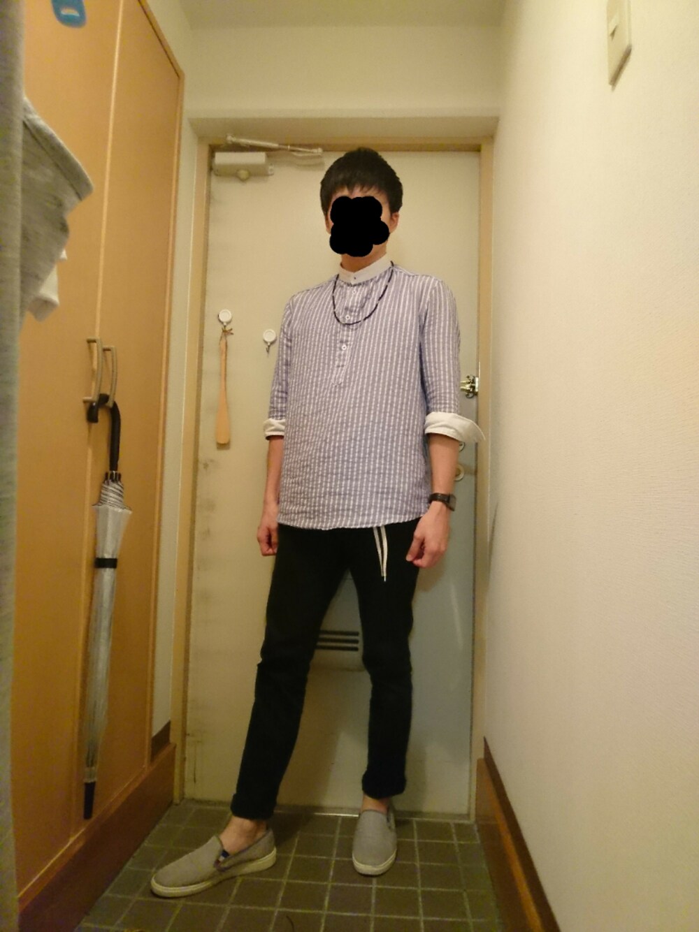 「夏コーデ、シンプル、爽やか、ストライプ、バンドカラー、プルオーバーシャツ、ガチャベルト、スキニーパンツ、ロールアップ、スリッポン」｜「Dcollectionのアイテム（ネックレス、ブラウン系）」を使った、ゆっけさん（メンズ・172cm）の夏コーディネートの1枚目の写真