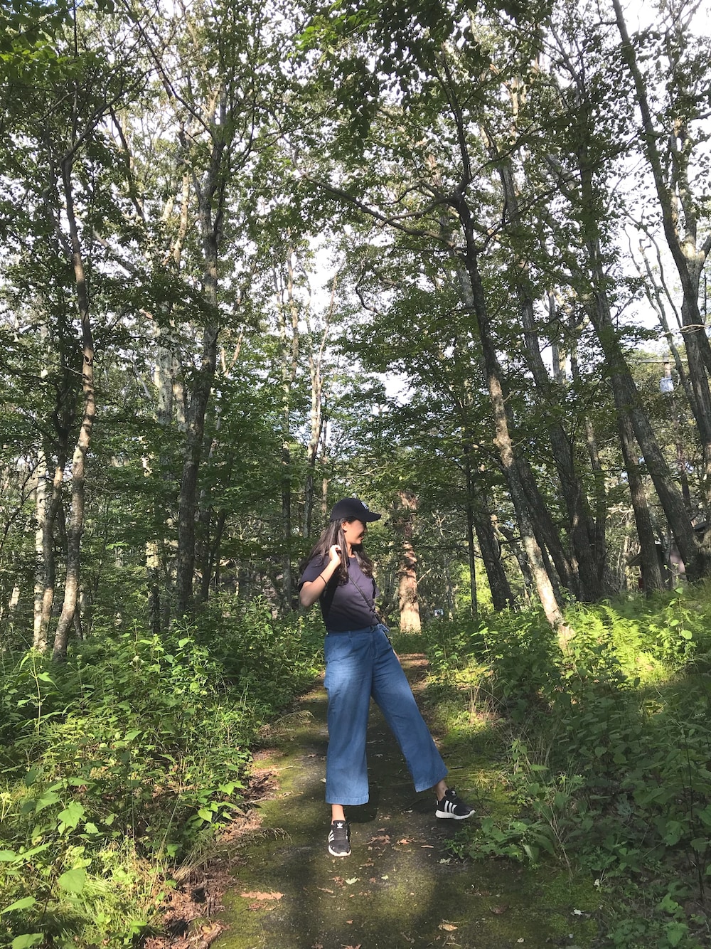「NEW YORK HATのアイテム（キャップ、ブラック系）」を使った、Chelsea Huangさん（レディース・170cm）の夏コーディネートの1枚目の写真