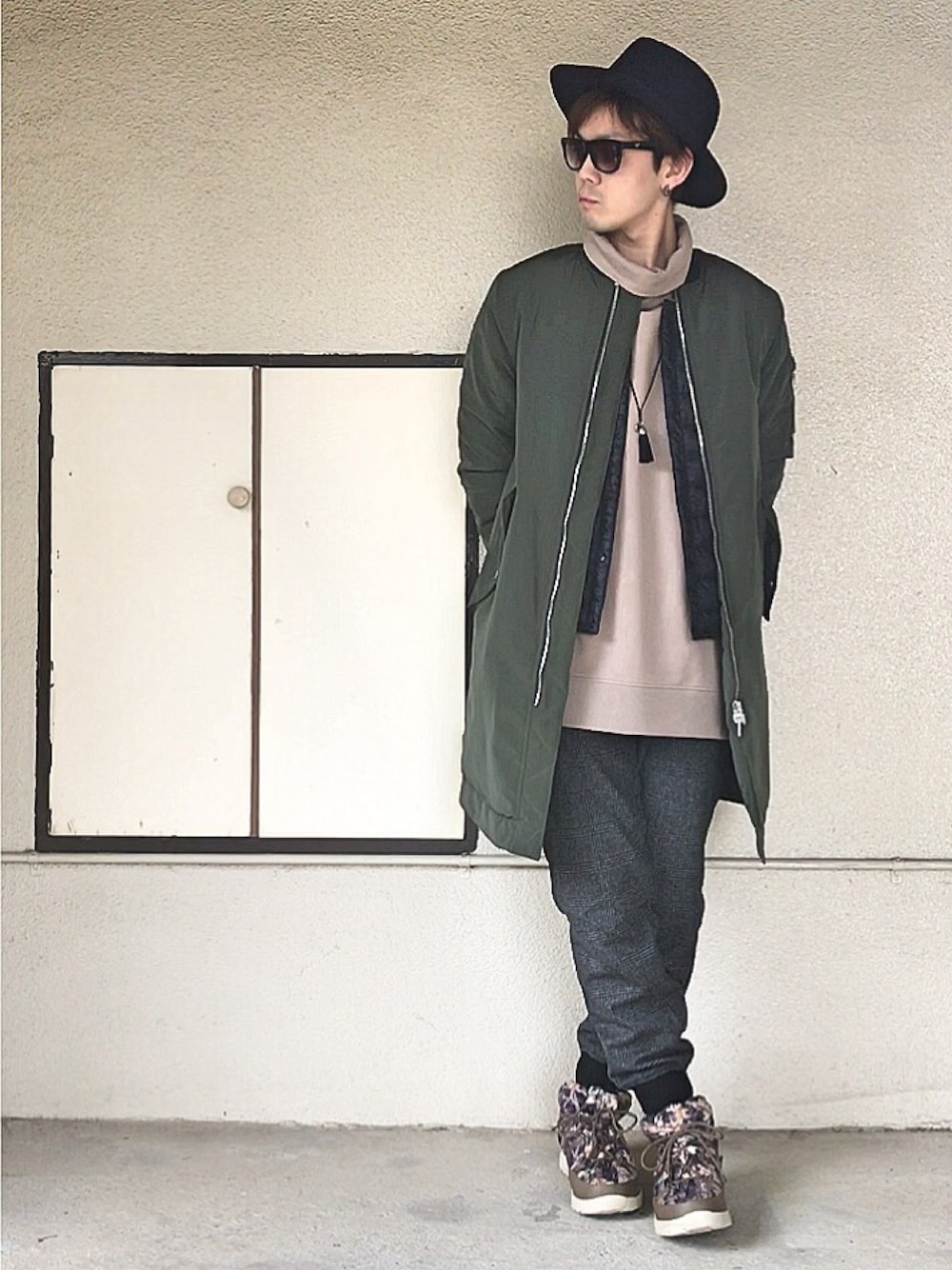 グリーン系のミリタリージャケット、ブラック系のダウンジャケット/コート、ベージュ系のスウェットを着用したメンズの冬コーディネートの1枚目の写真