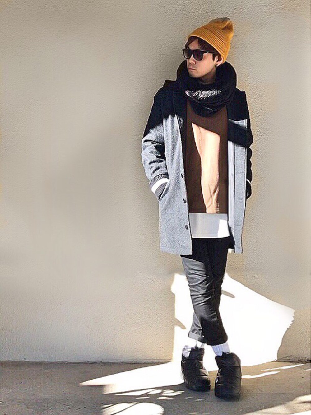 グレー系のスタジャン、ブラウン系のスウェット、ホワイト系のTシャツ/カットソーを着用したメンズの冬コーディネートの1枚目の写真