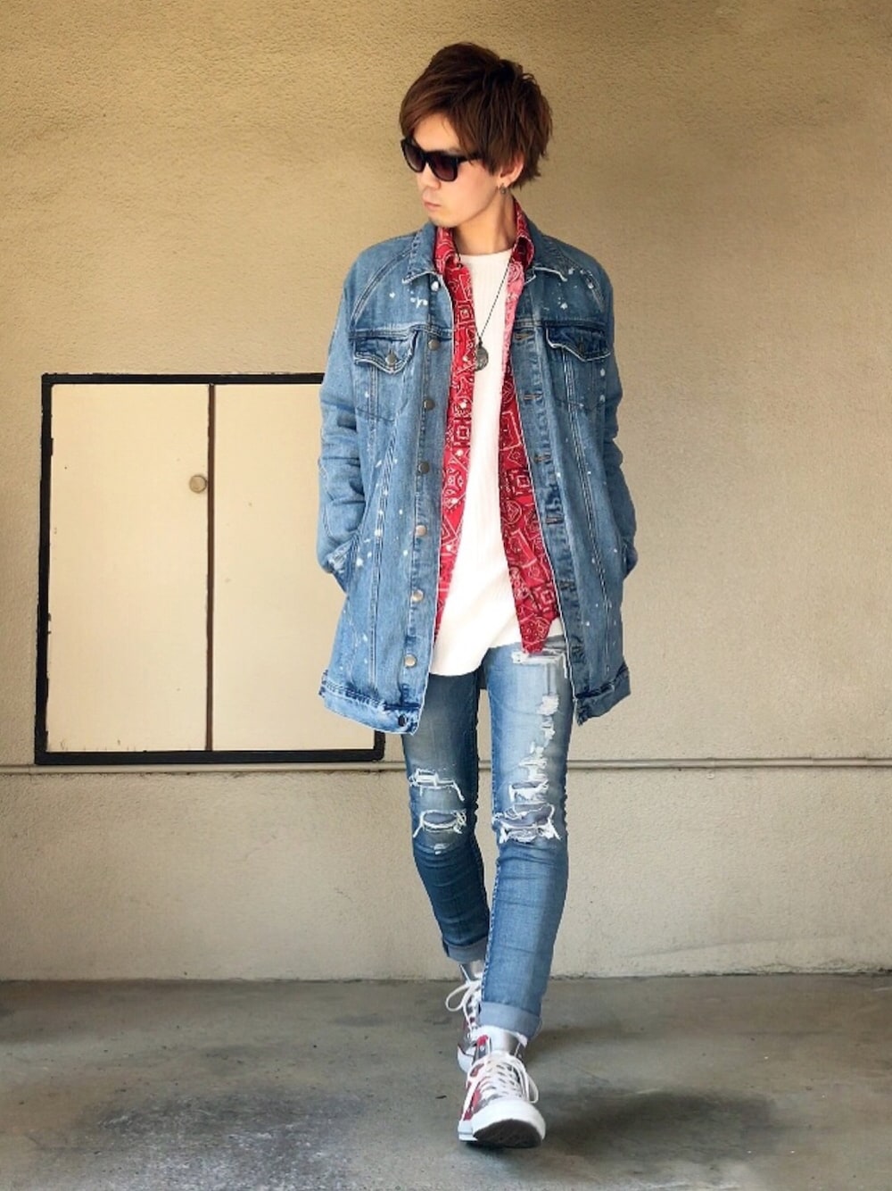 ブルー系のデニムジャケット、レッド系のシャツ/ブラウス、ホワイト系のTシャツ/カットソーを着用したメンズの春コーディネートの1枚目の写真