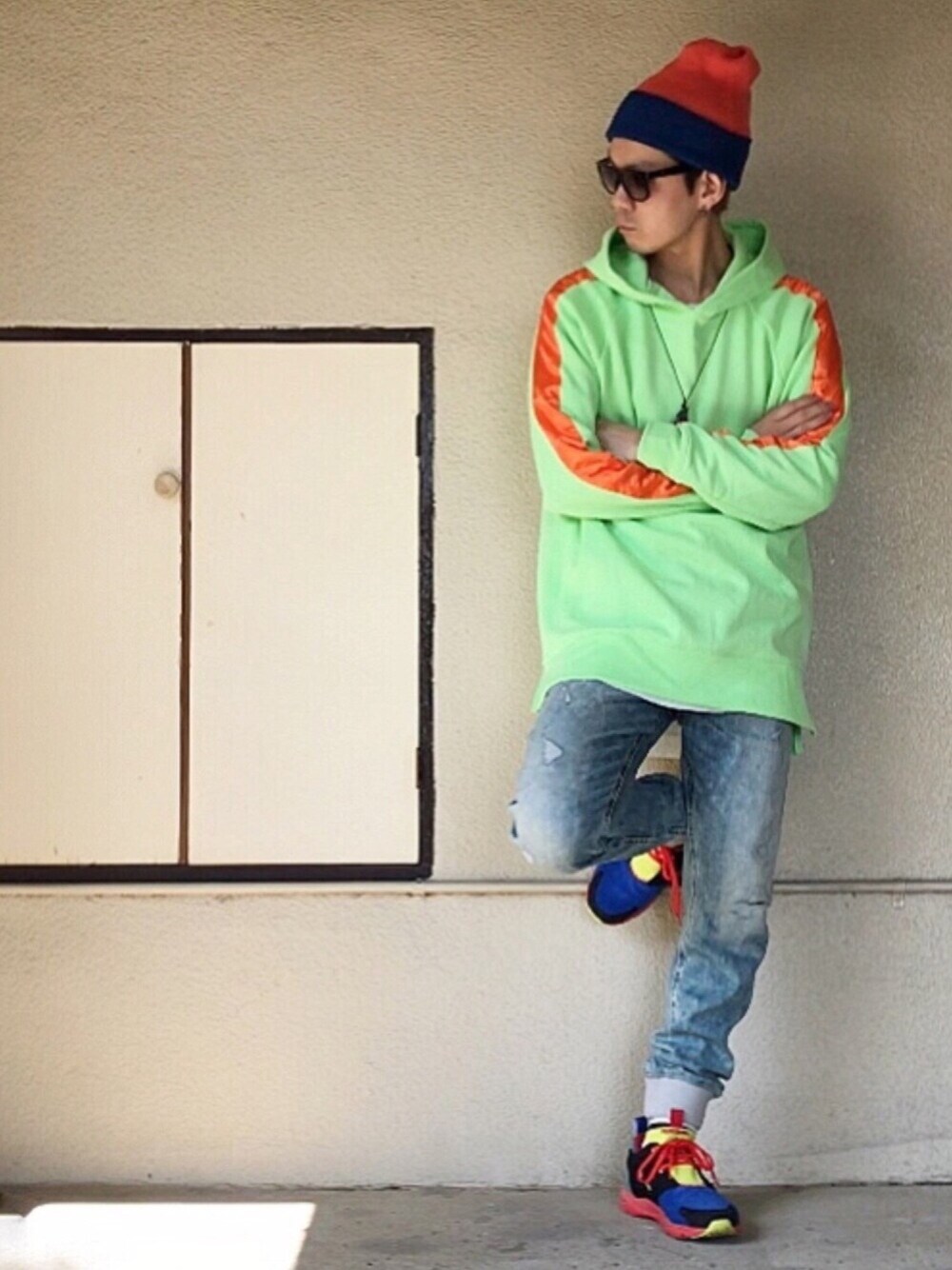 グリーン系のパーカー、ホワイト系のTシャツ/カットソー、ブルー系のデニムパンツを着用したメンズの春コーディネートの1枚目の写真