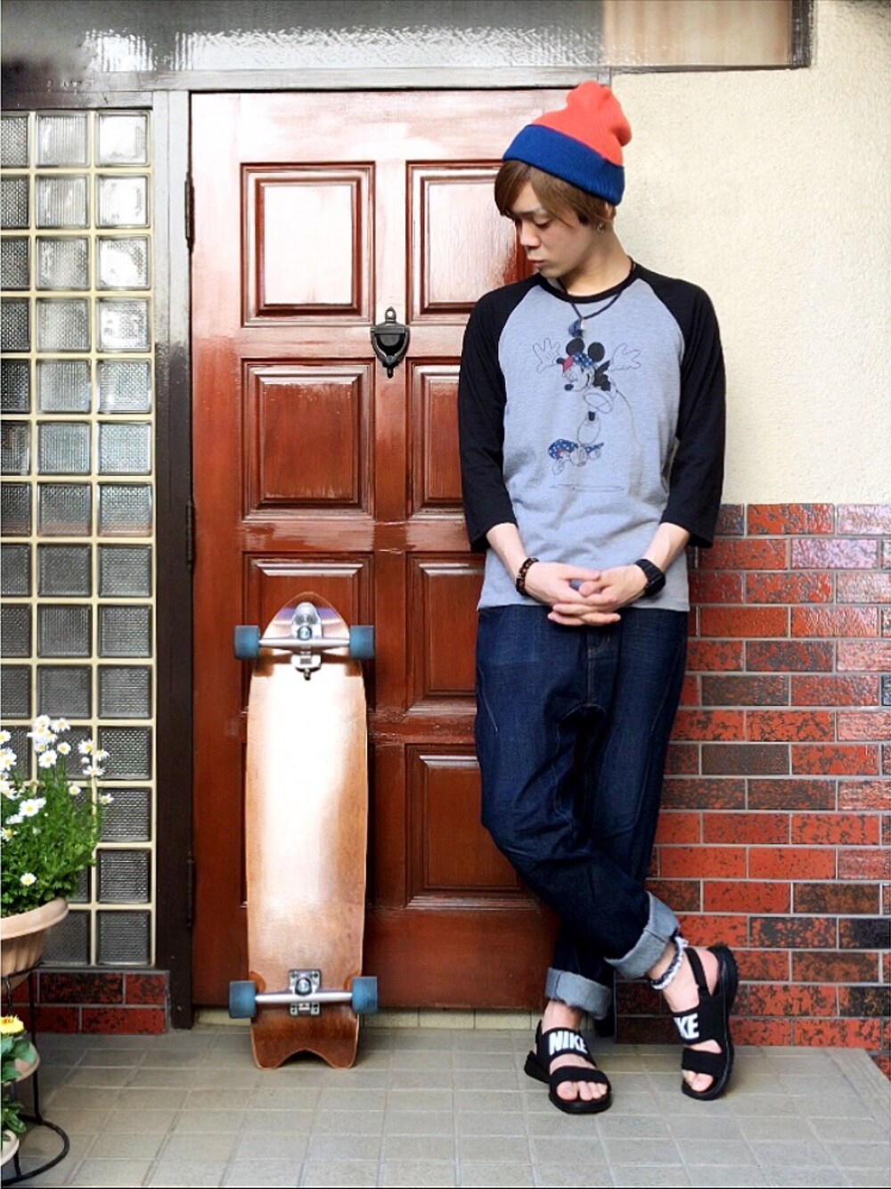 グレー系のTシャツ/カットソー、ブルー系のデニムパンツ、ブラック系のサンダルを着用したメンズの春コーディネートの1枚目の写真