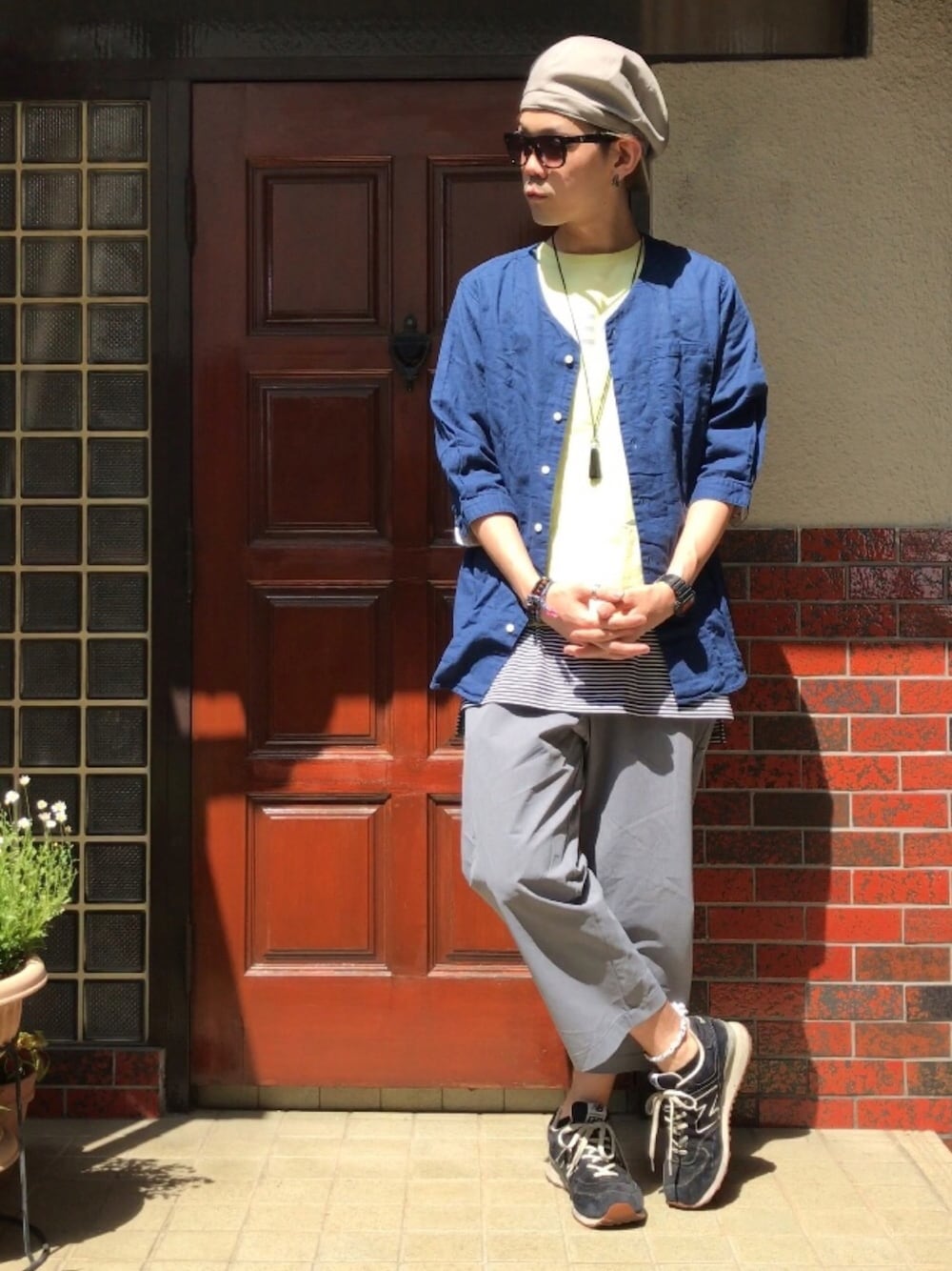 ブルー系のシャツ/ブラウス、イエロー系のTシャツ/カットソー、その他のタンクトップを着用したメンズの夏コーディネートの1枚目の写真