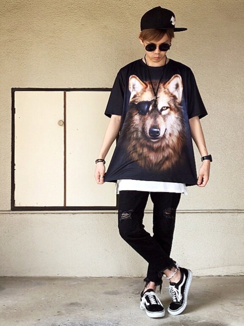 ブラック系のTシャツ/カットソー、ホワイト系のタンクトップ、ブラック系のデニムパンツを着用したメンズの夏コーディネートの1枚目の写真