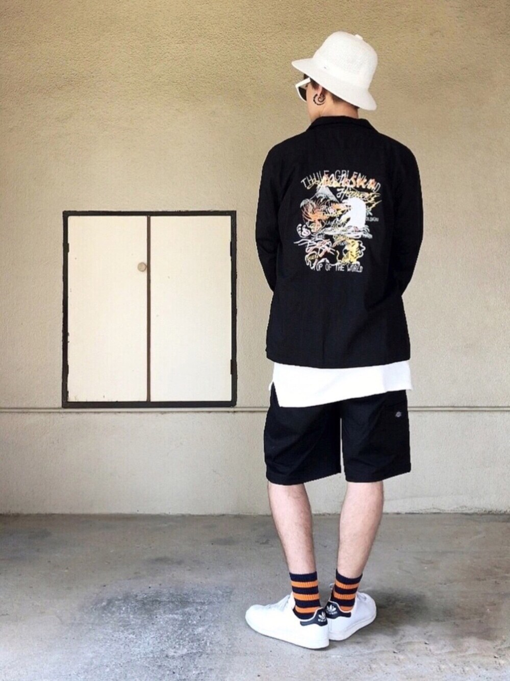 ブラック系のシャツ/ブラウス、ブラック系のその他パンツ、ホワイト系のスニーカーを着用したメンズの夏コーディネートの1枚目の写真