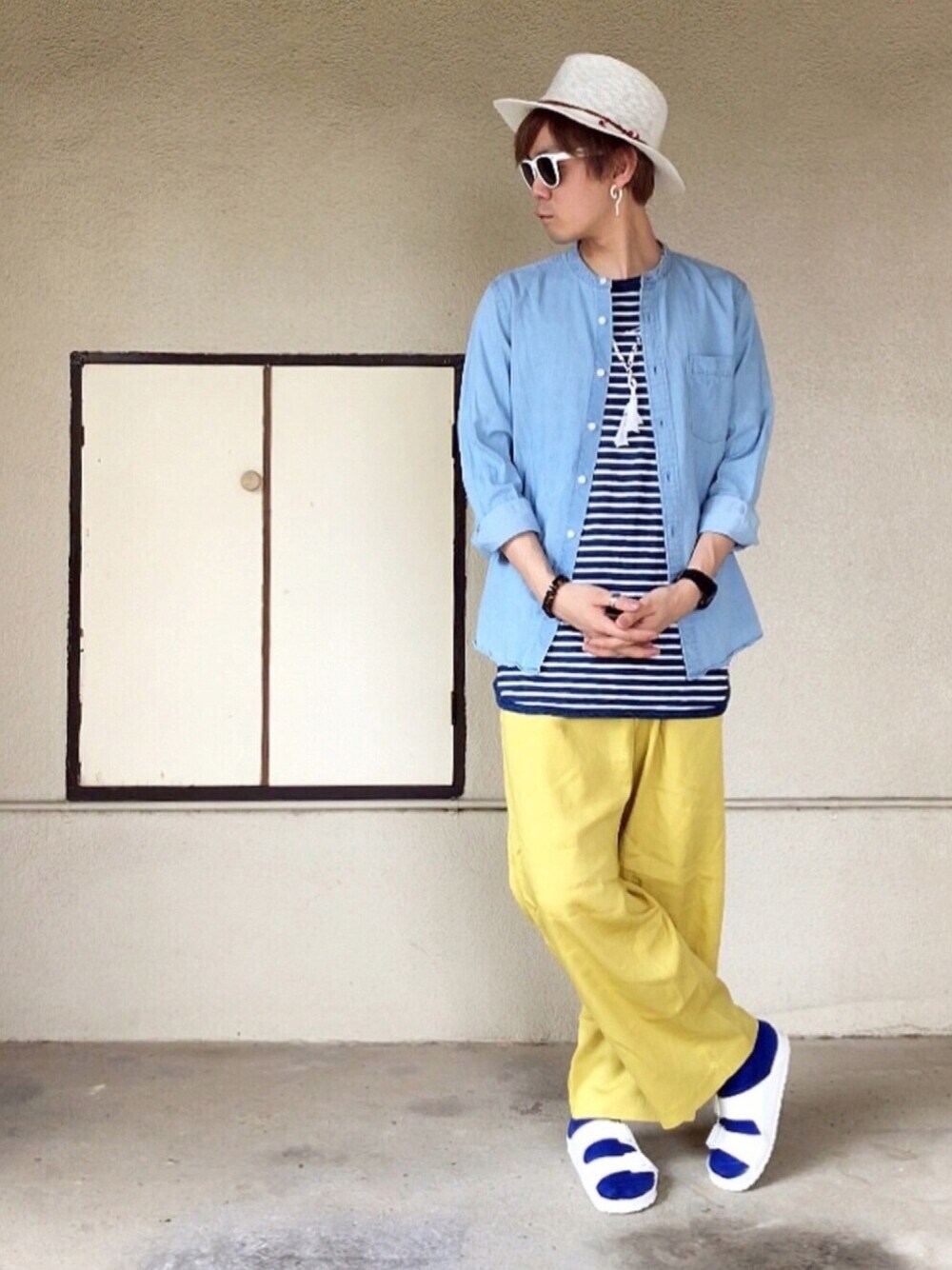 ブルー系のTシャツ/カットソー、イエロー系のその他パンツ、ホワイト系のサンダルを着用したメンズの夏コーディネートの1枚目の写真