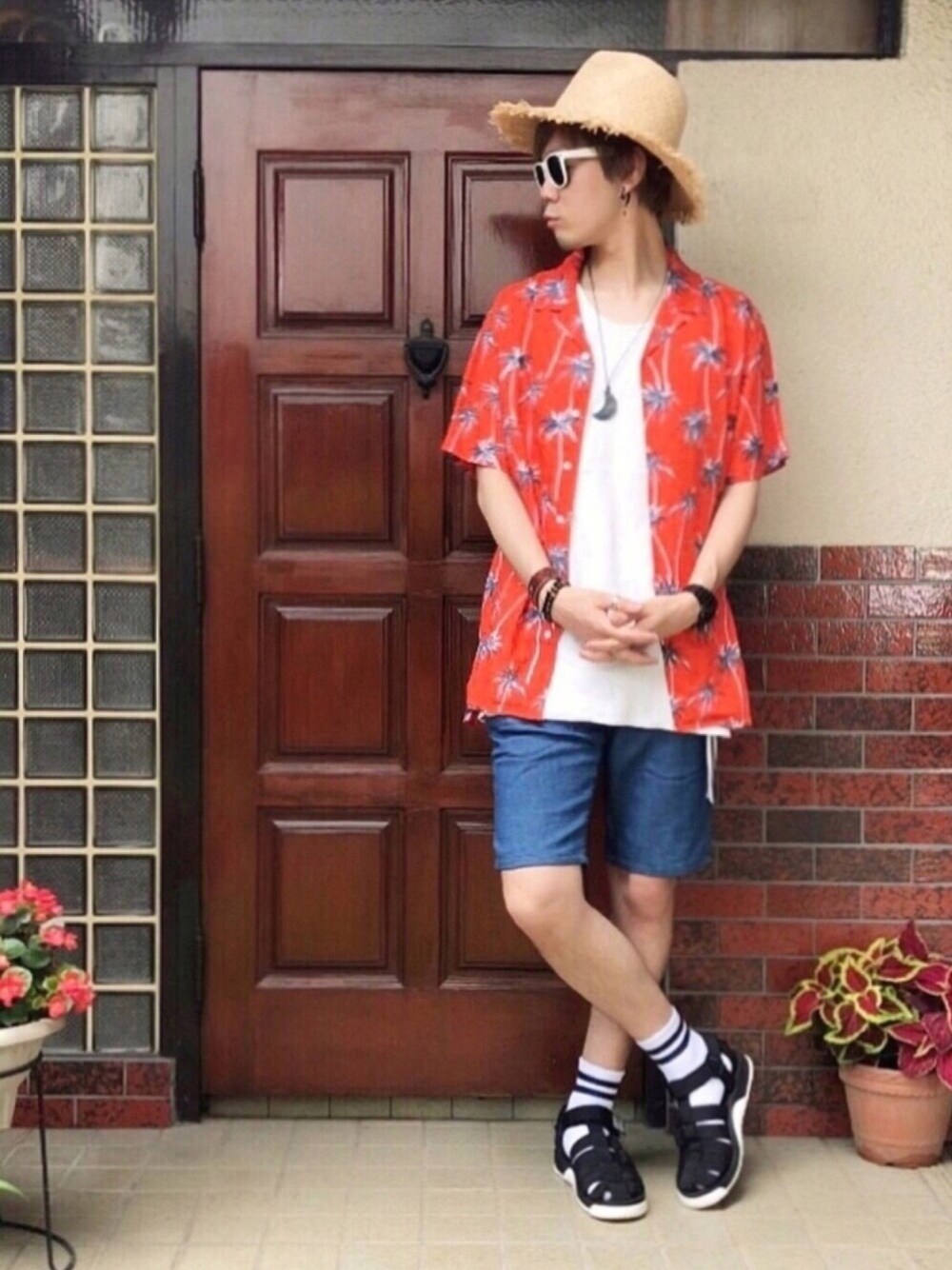 オレンジ系のシャツ/ブラウス、ホワイト系のタンクトップ、ブラック系のサンダルを着用したメンズの夏コーディネートの1枚目の写真