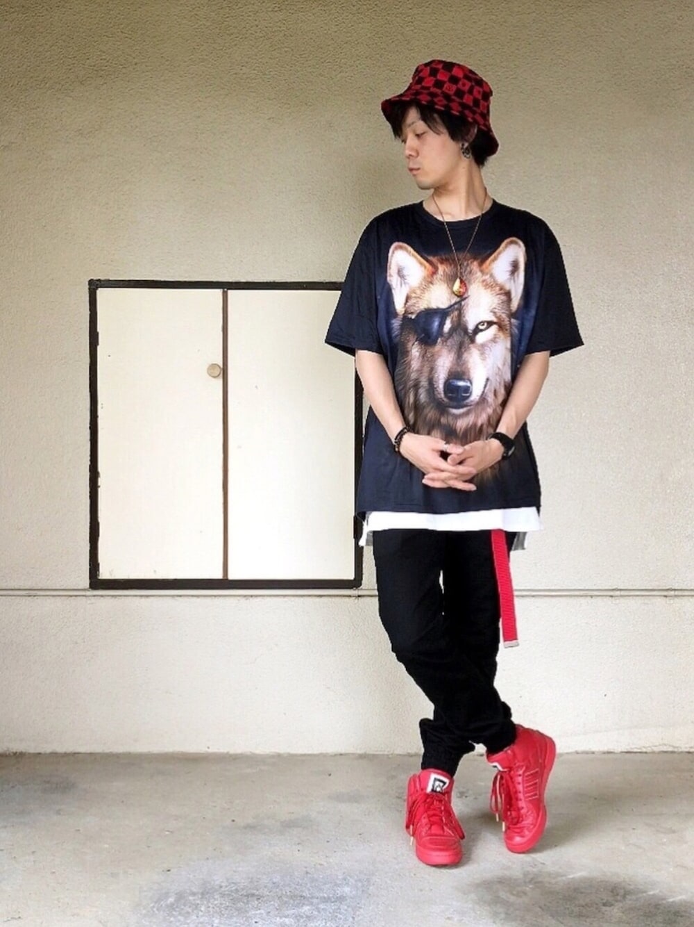 ブラック系のTシャツ/カットソー、ホワイト系のタンクトップ、ブラック系のパンツを着用したメンズの夏コーディネートの1枚目の写真