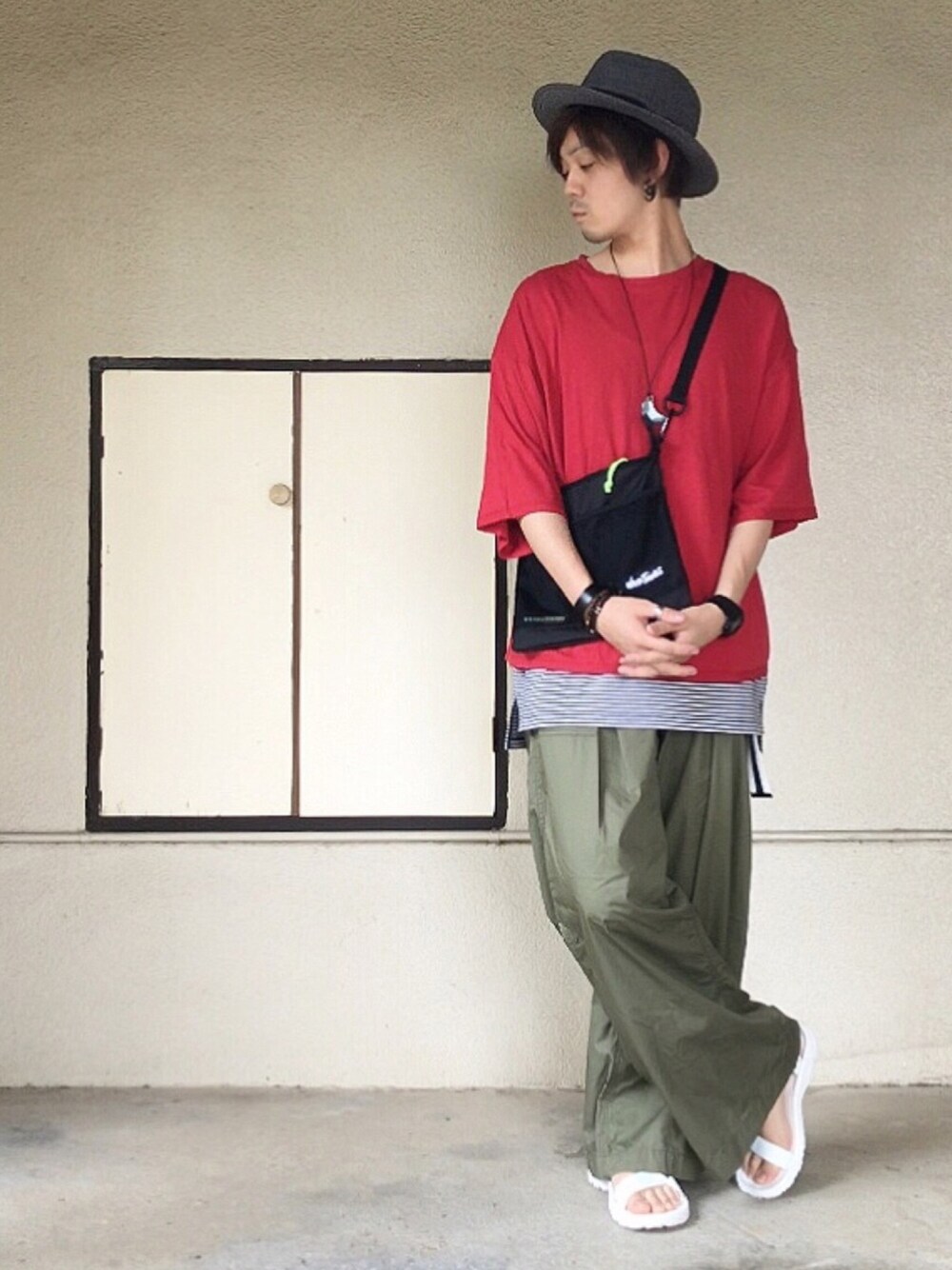 レッド系のTシャツ/カットソー、その他のタンクトップ、グリーン系のチノパンツを着用したメンズの夏コーディネートの1枚目の写真