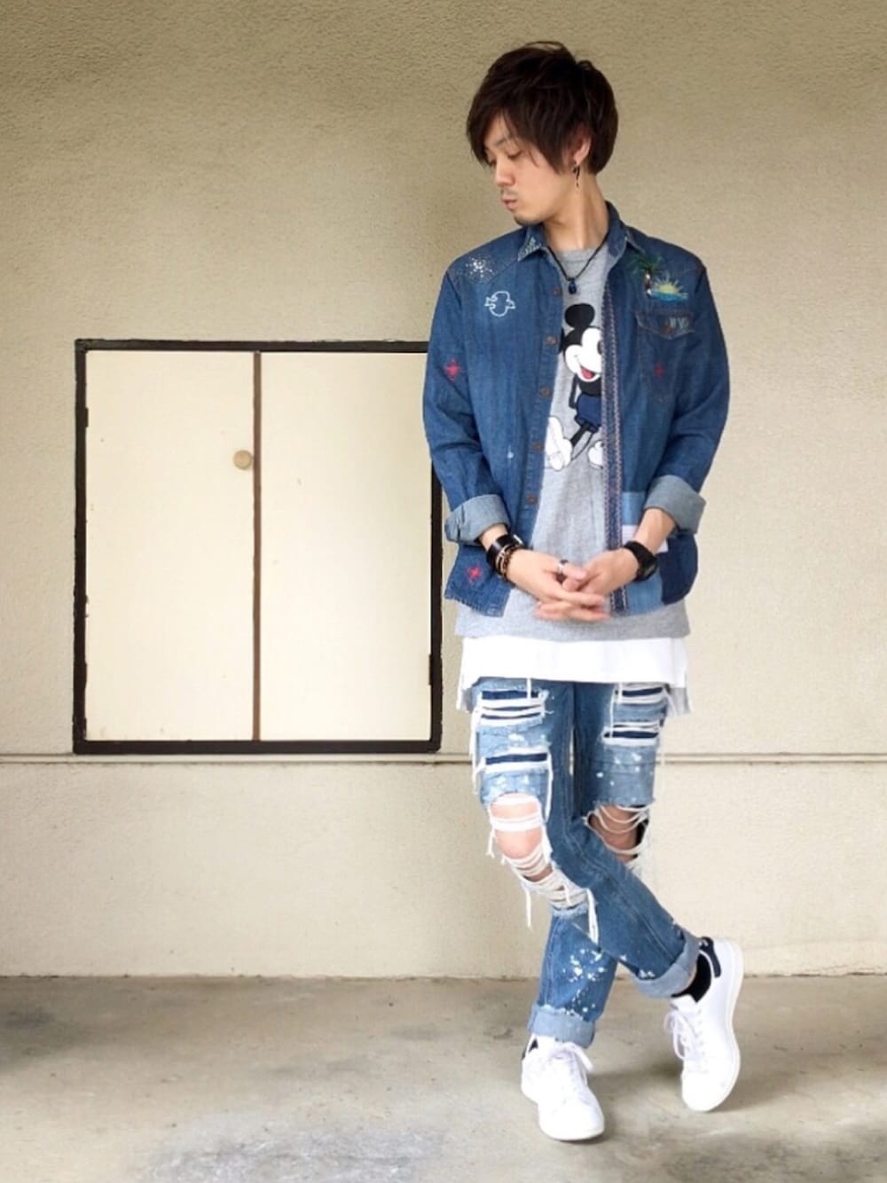 ホワイト系のスニーカー、ブルー系のデニムパンツ、ホワイト系のタンクトップを着用したメンズの夏コーディネートの1枚目の写真