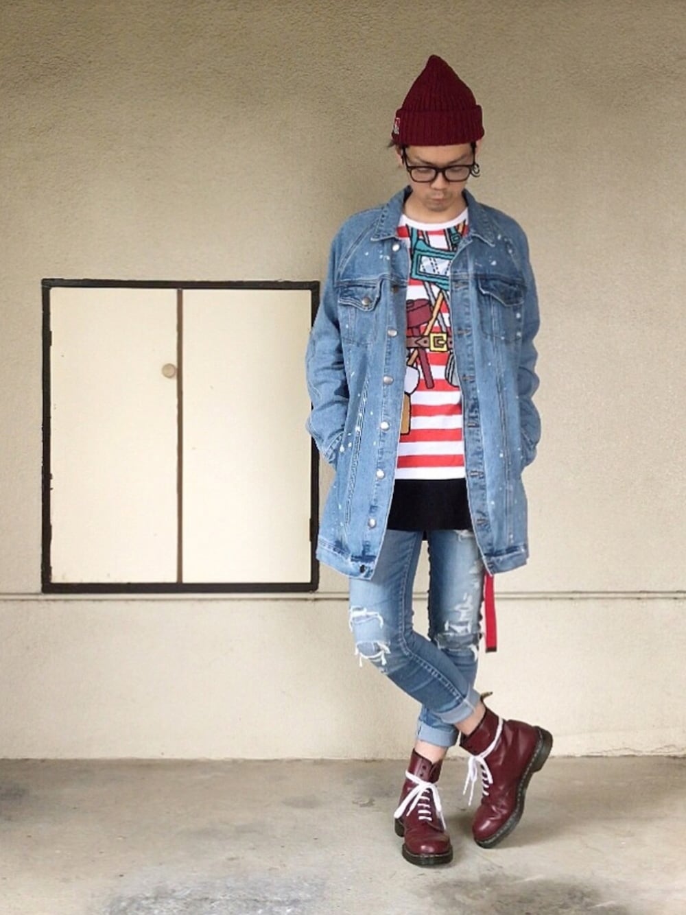 ブルー系のデニムジャケット、レッド系のTシャツ/カットソー、ブラック系のタンクトップを着用したメンズの秋コーディネートの1枚目の写真