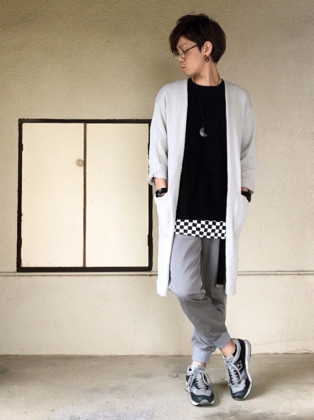 グレー系のカーディガン/ボレロ、ブラック系のTシャツ/カットソー、その他のタンクトップを着用したメンズの秋コーディネートの1枚目の写真