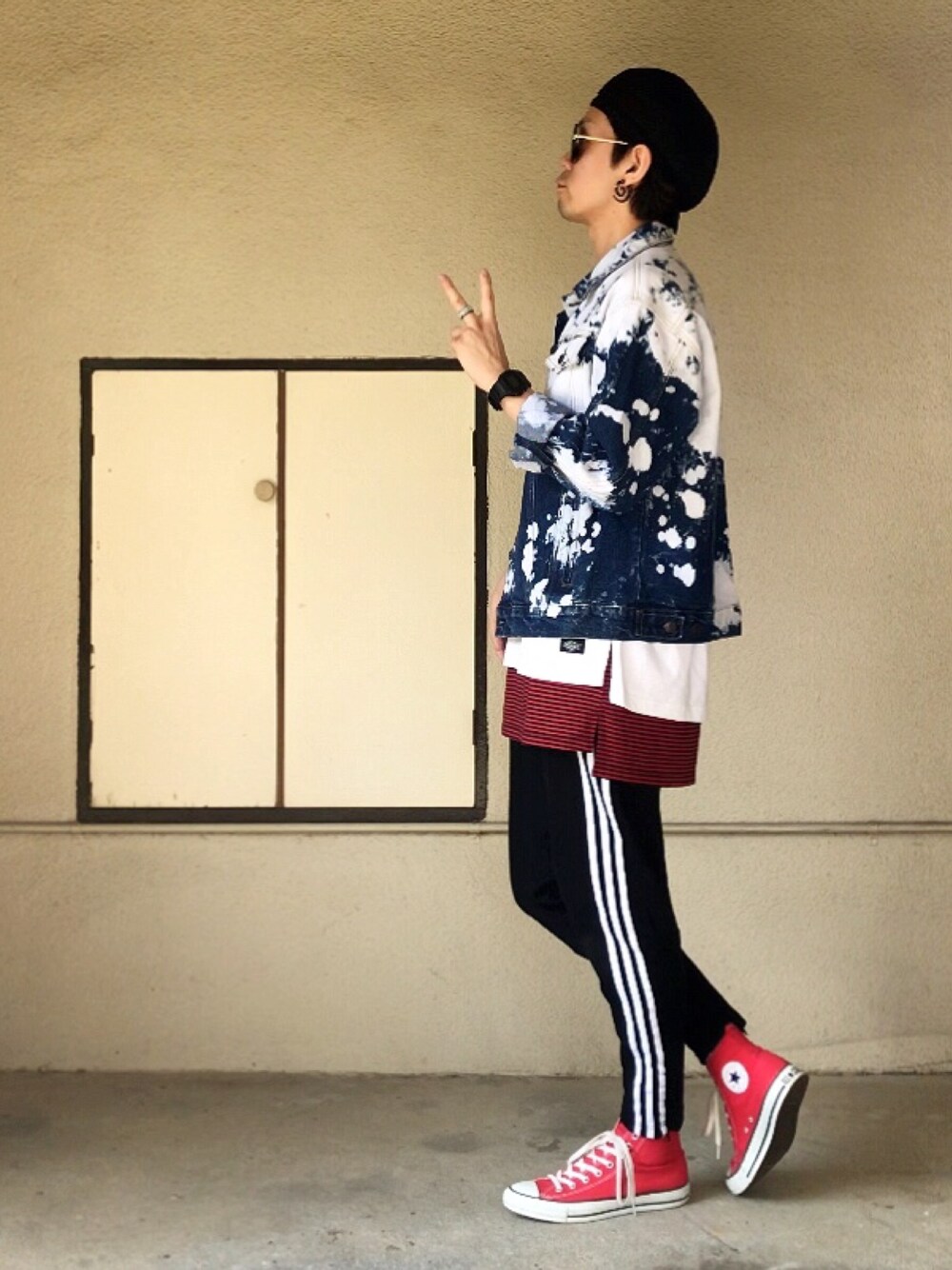 ブルー系のデニムジャケット、ホワイト系のTシャツ/カットソー、レッド系のタンクトップを着用したメンズの秋コーディネートの1枚目の写真