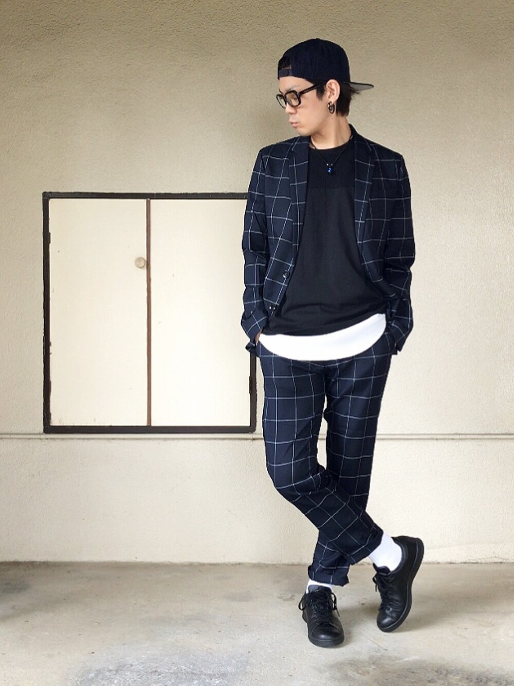 ブルー系のテーラードジャケット、ブラック系のTシャツ/カットソー、ブルー系のスラックスを着用したメンズの秋コーディネートの1枚目の写真