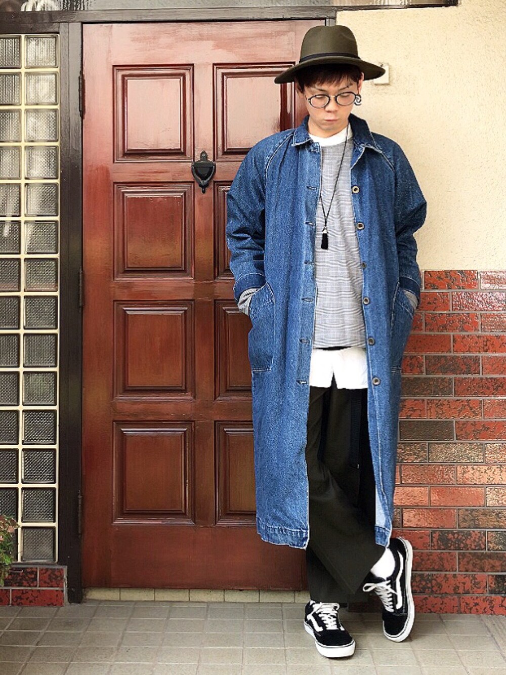 ブルー系のジャケット/アウター、グレー系のシャツ/ブラウス、ホワイト系のシャツ/ブラウスを着用したメンズの秋コーディネートの1枚目の写真