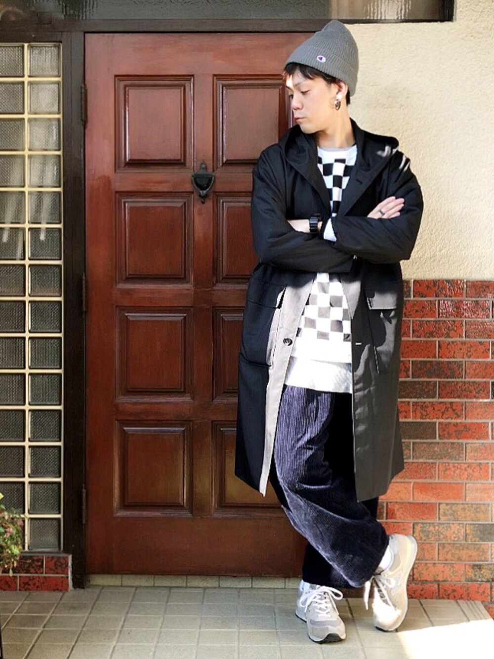 ブラック系のその他アウター、ホワイト系のスウェット、グレー系のTシャツ/カットソーを着用したメンズの秋コーディネートの1枚目の写真