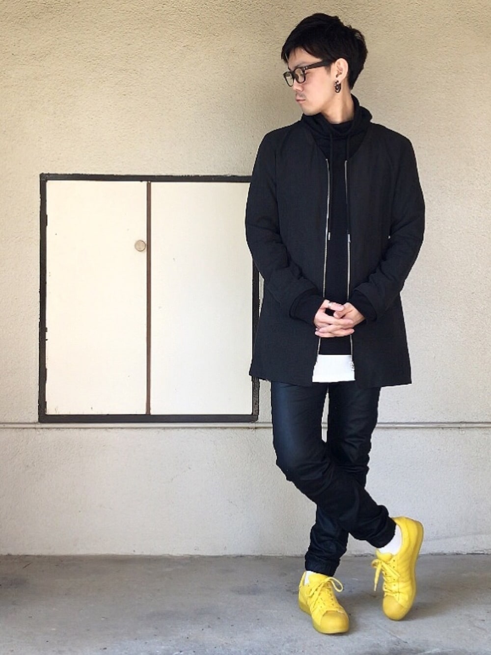 ブラック系のシャツ/ブラウス、ブラック系のスウェット、ホワイト系のTシャツ/カットソーを着用したメンズの秋コーディネートの1枚目の写真