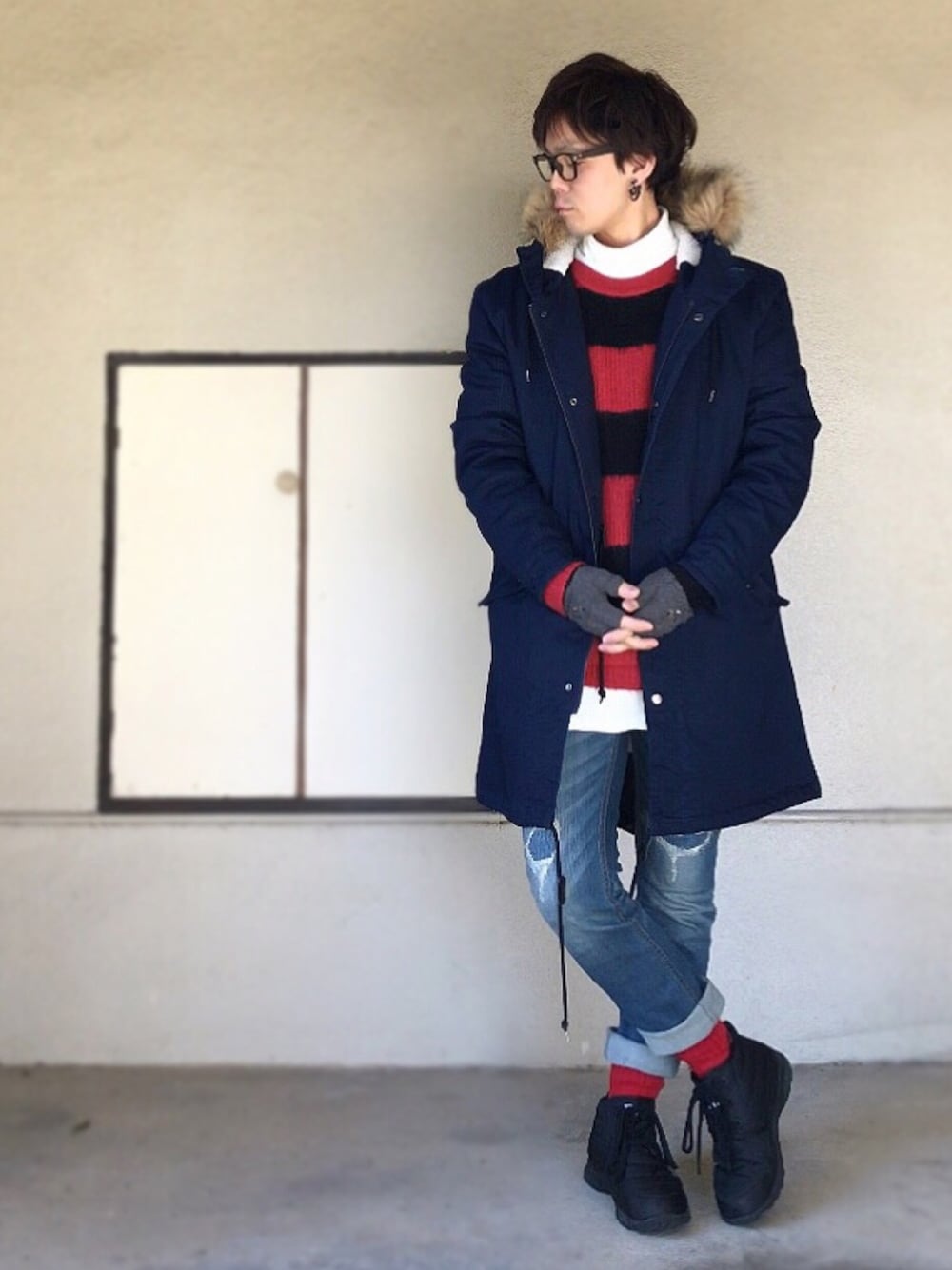 ブルー系のモッズコート、レッド系のニット/セーター、ホワイト系のTシャツ/カットソーを着用したメンズの冬コーディネートの1枚目の写真