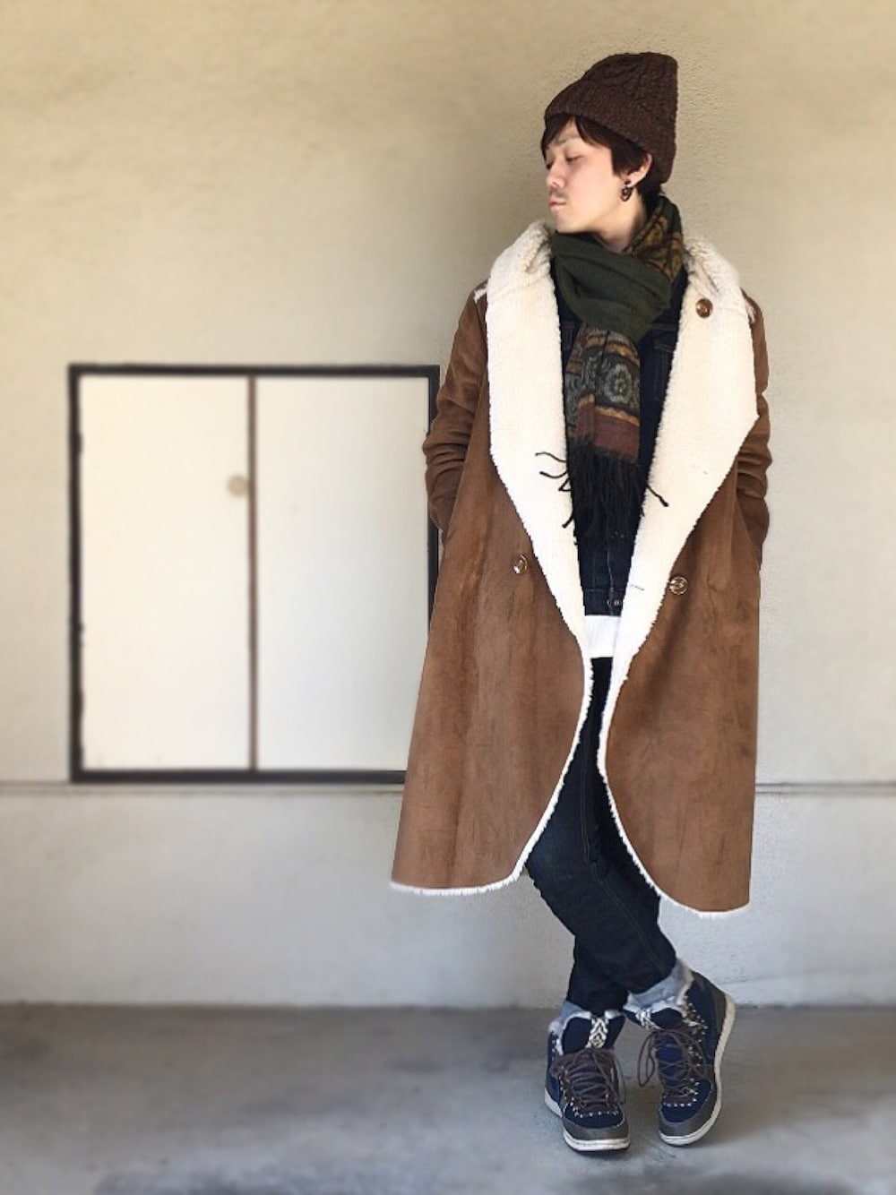 ベージュ系のムートンコート、ブルー系のデニムジャケット、ホワイト系のTシャツ/カットソーを着用したメンズの冬コーディネートの1枚目の写真