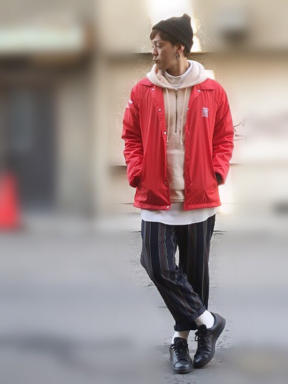 レッド系のナイロンジャケット、ホワイト系のパーカー、ホワイト系のTシャツ/カットソーを着用したメンズの冬コーディネートの1枚目の写真