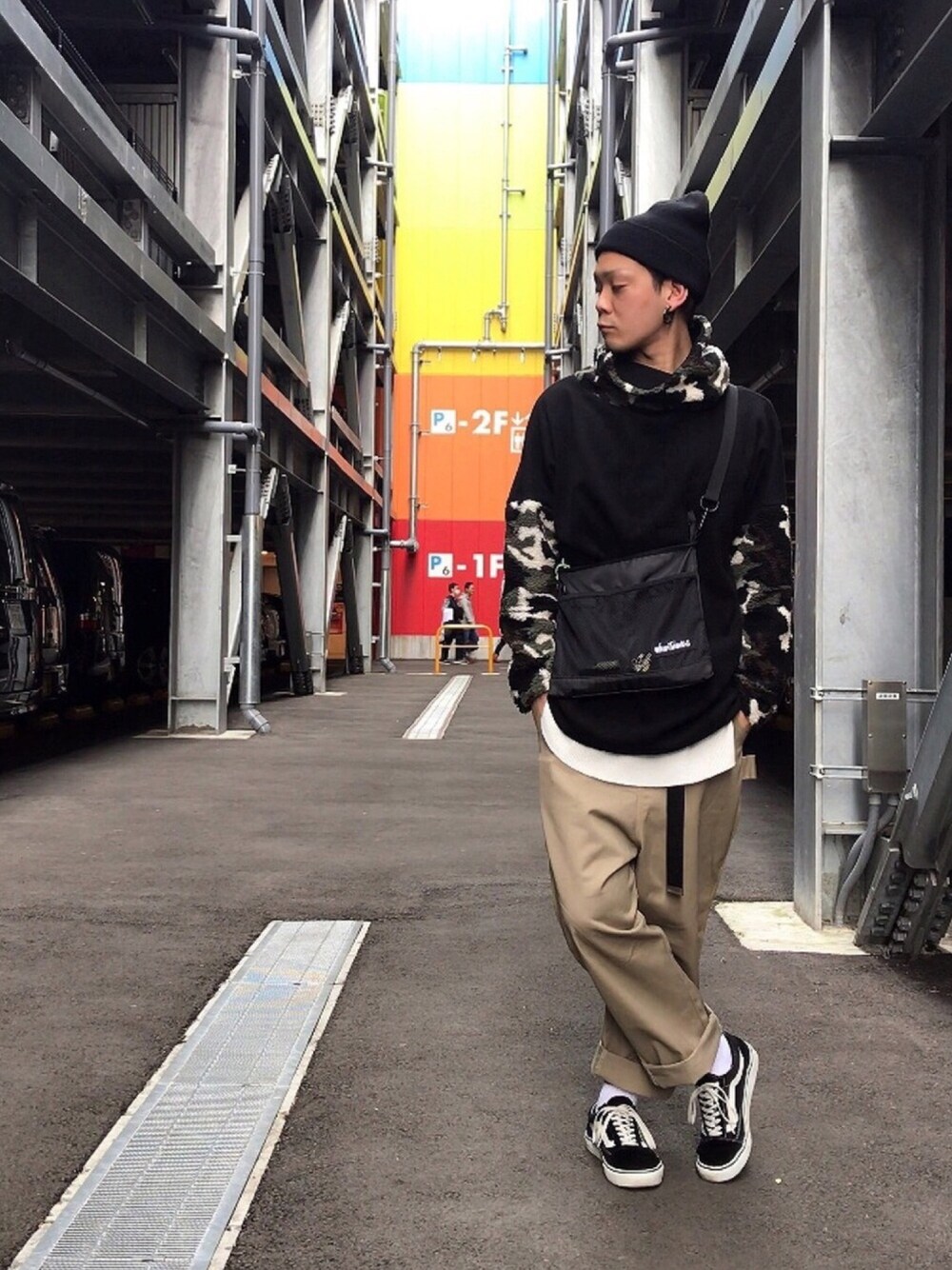 ブラック系のTシャツ/カットソー、ホワイト系のTシャツ/カットソー、ベージュ系のパンツを着用したメンズの冬コーディネートの1枚目の写真