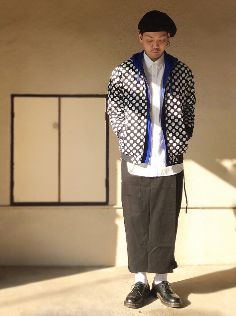 ブラック系のブルゾン、ブルー系のパーカー、ホワイト系のシャツ/ブラウスを着用したメンズの冬コーディネートの1枚目の写真