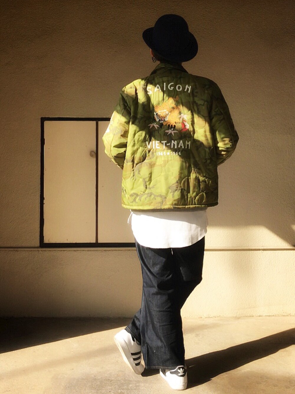 その他のミリタリージャケット、グレー系のスウェット、ホワイト系のTシャツ/カットソーを着用したメンズの冬コーディネートの1枚目の写真