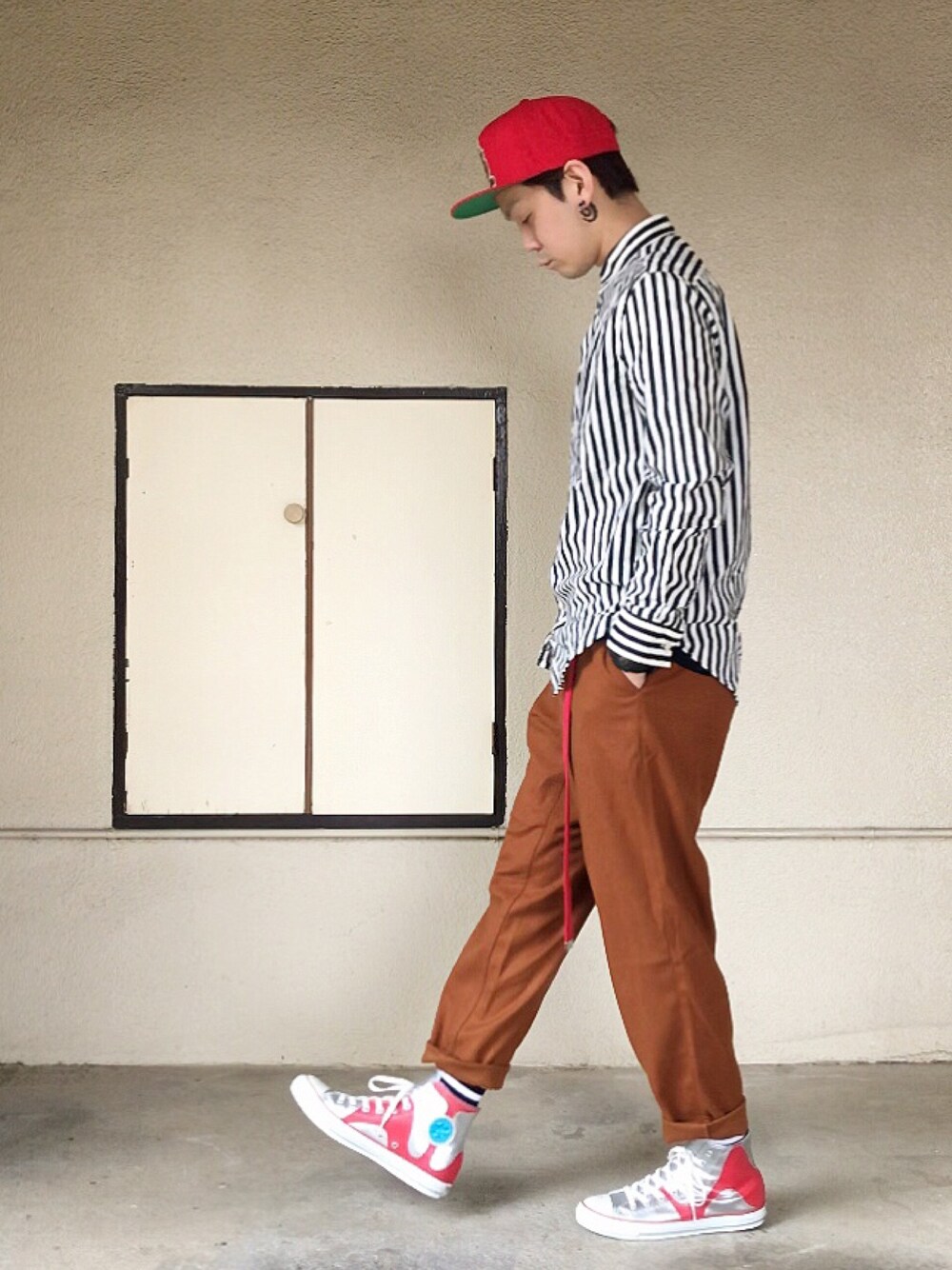 ブラック系のマウンテンパーカー、ホワイト系のシャツ/ブラウス、ブラウン系のその他パンツを着用したメンズの冬コーディネートの1枚目の写真