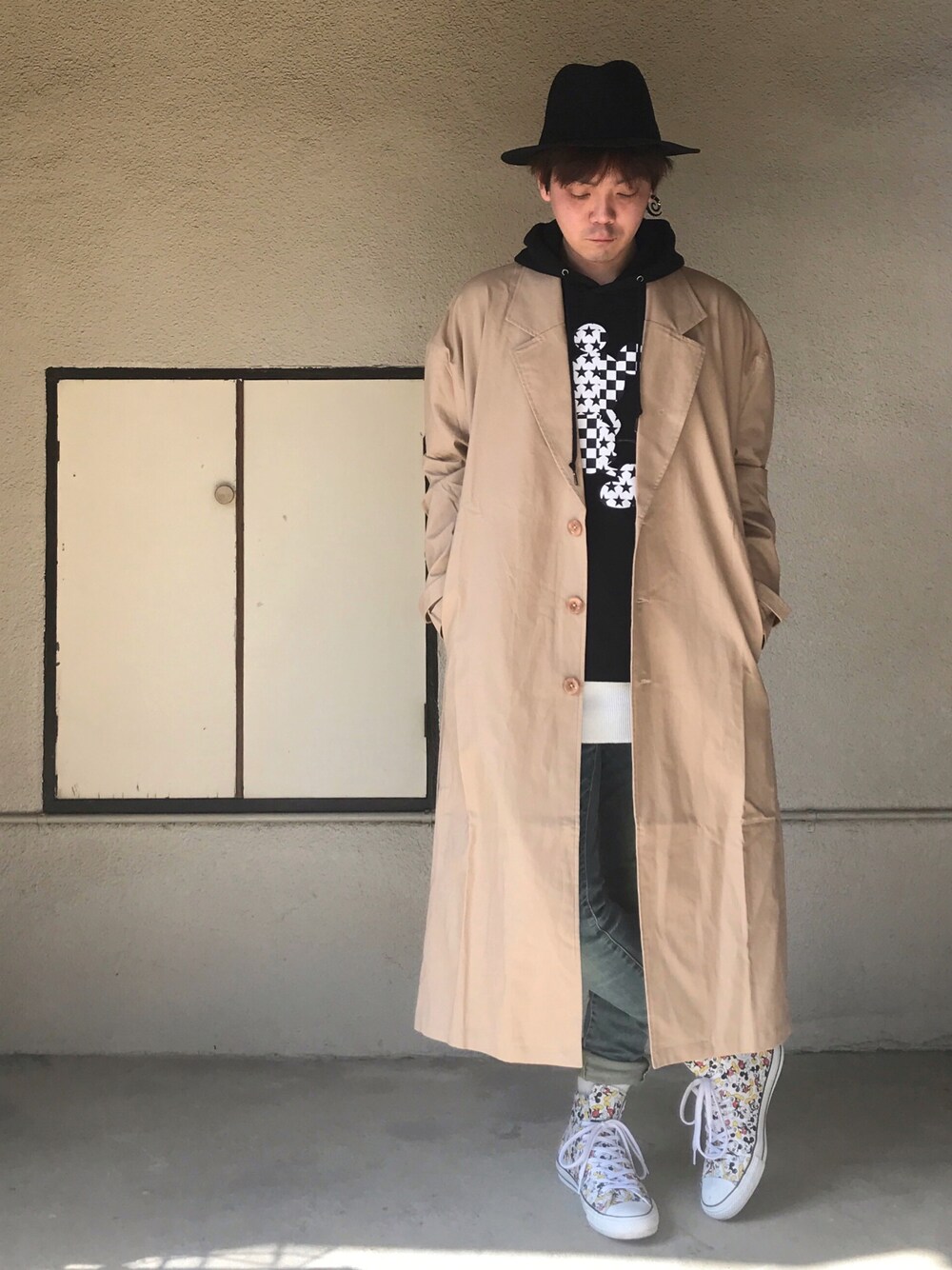 その他のスニーカー、ブルー系のデニムパンツ、ホワイト系のTシャツ/カットソーを着用したメンズの春コーディネートの1枚目の写真