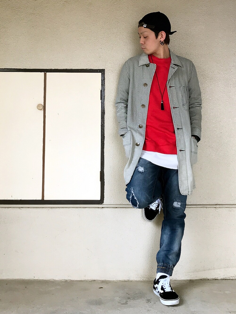その他のジャケット/アウター、レッド系のスウェット、ホワイト系のTシャツ/カットソーを着用したメンズの春コーディネートの1枚目の写真