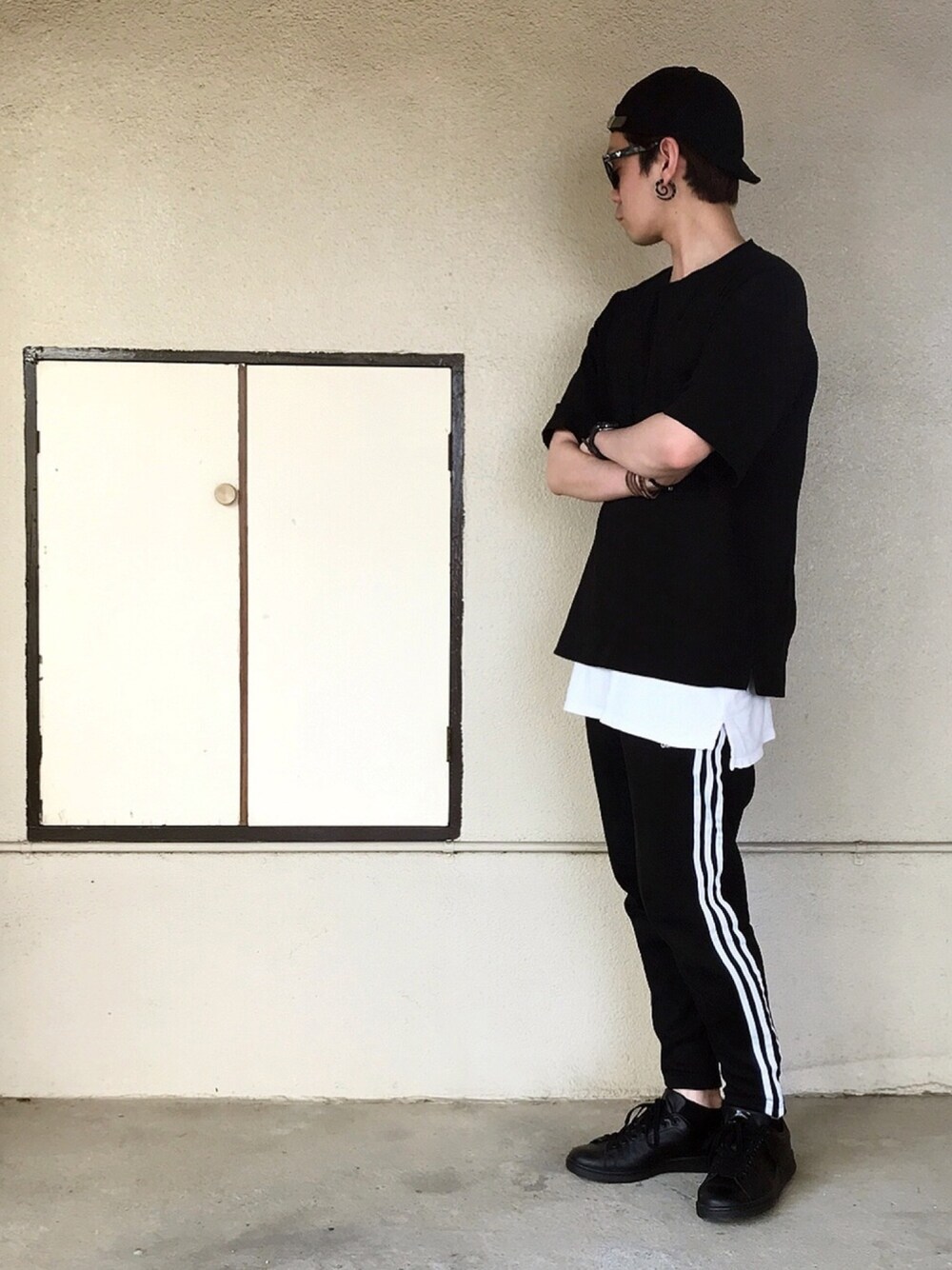 ブラック系のTシャツ/カットソー、ホワイト系のタンクトップ、ブラック系のその他パンツを着用したメンズの春コーディネートの1枚目の写真