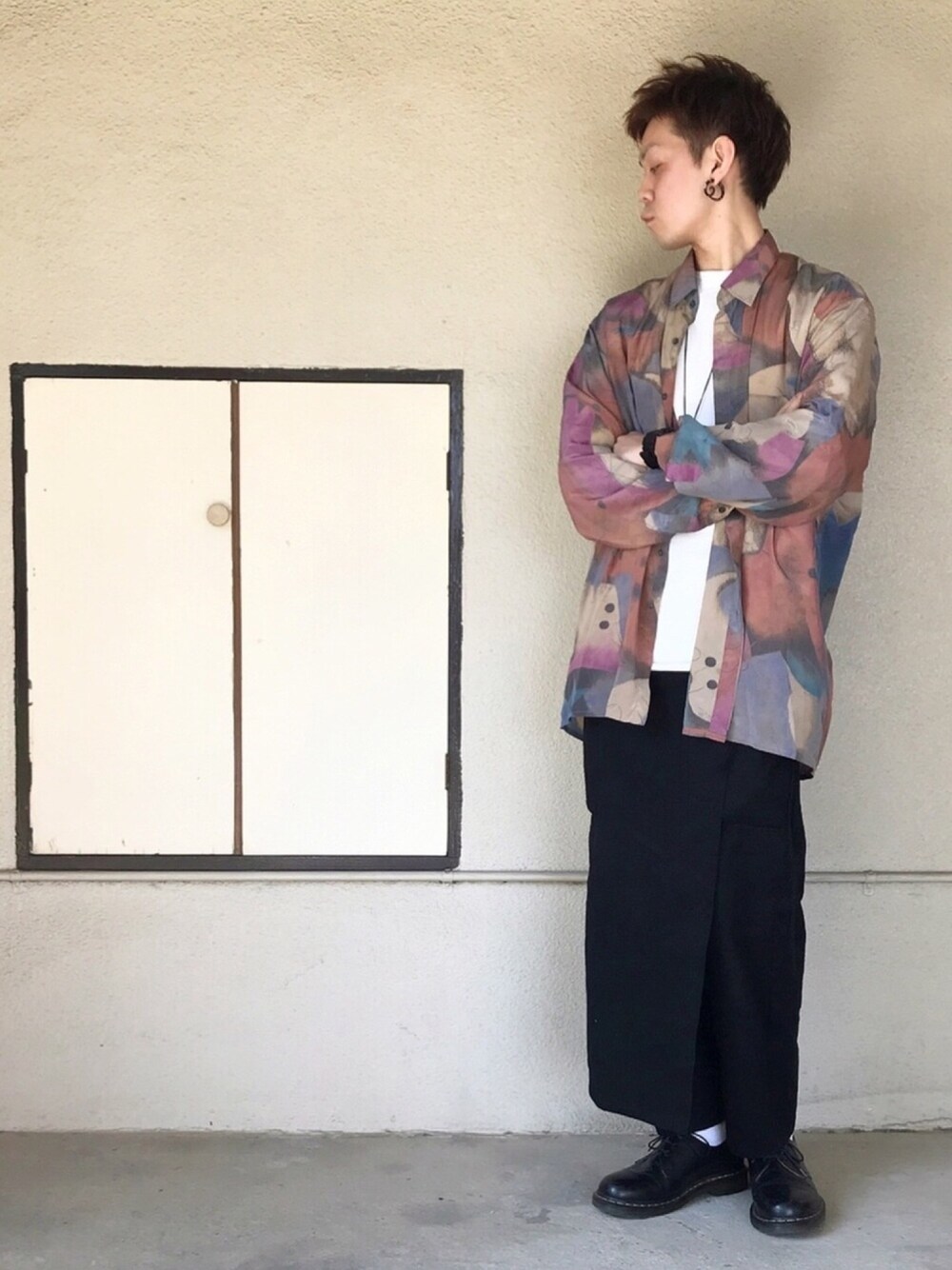 その他のシャツ/ブラウス、ホワイト系のTシャツ/カットソー、ブラック系のその他パンツを着用したメンズの春コーディネートの1枚目の写真