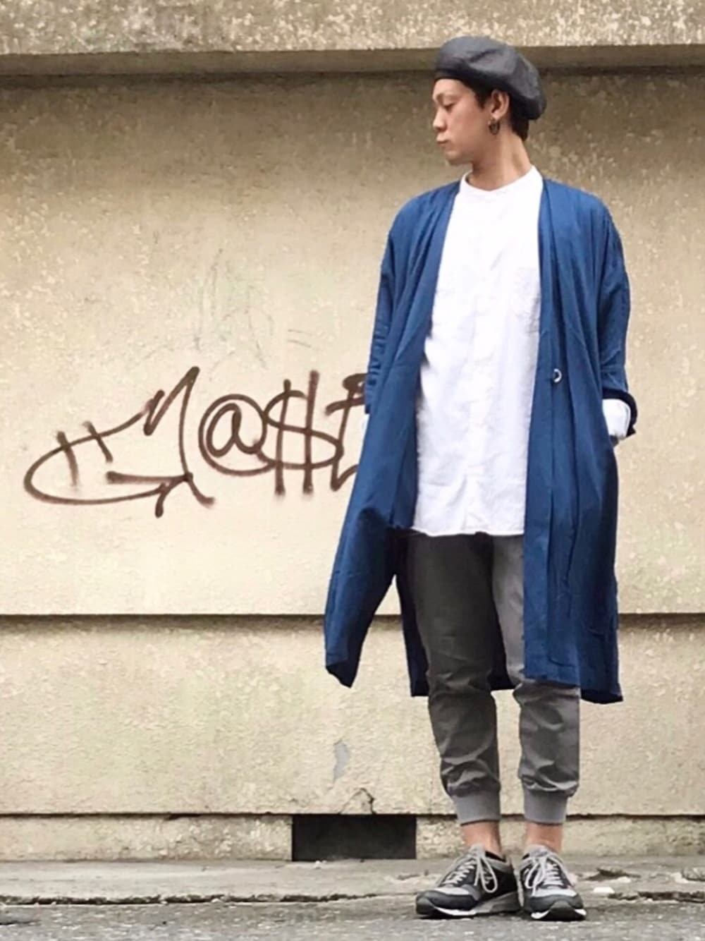 ブルー系のノーカラージャケット、ホワイト系のシャツ/ブラウス、グレー系のその他パンツを着用したメンズの春コーディネートの1枚目の写真
