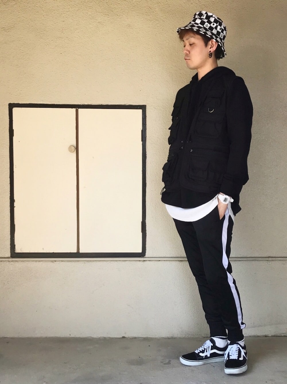 ブラック系のベスト、ブラック系のパーカー、ホワイト系のTシャツ/カットソーを着用したメンズの春コーディネートの1枚目の写真