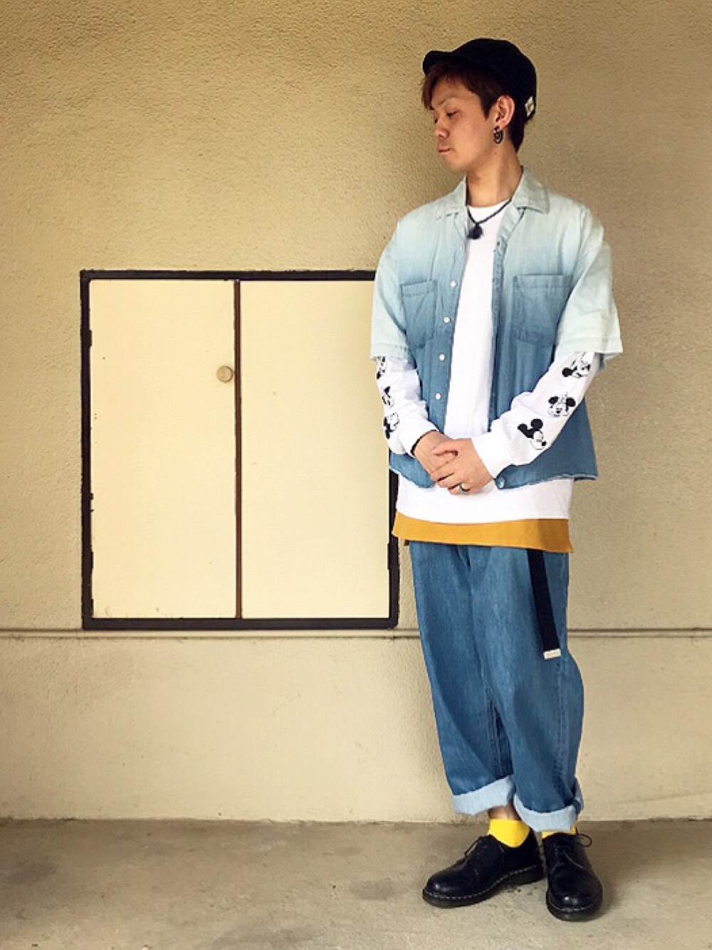 ブルー系のシャツ/ブラウス、ホワイト系のTシャツ/カットソー、イエロー系のタンクトップを着用したメンズの春コーディネートの1枚目の写真