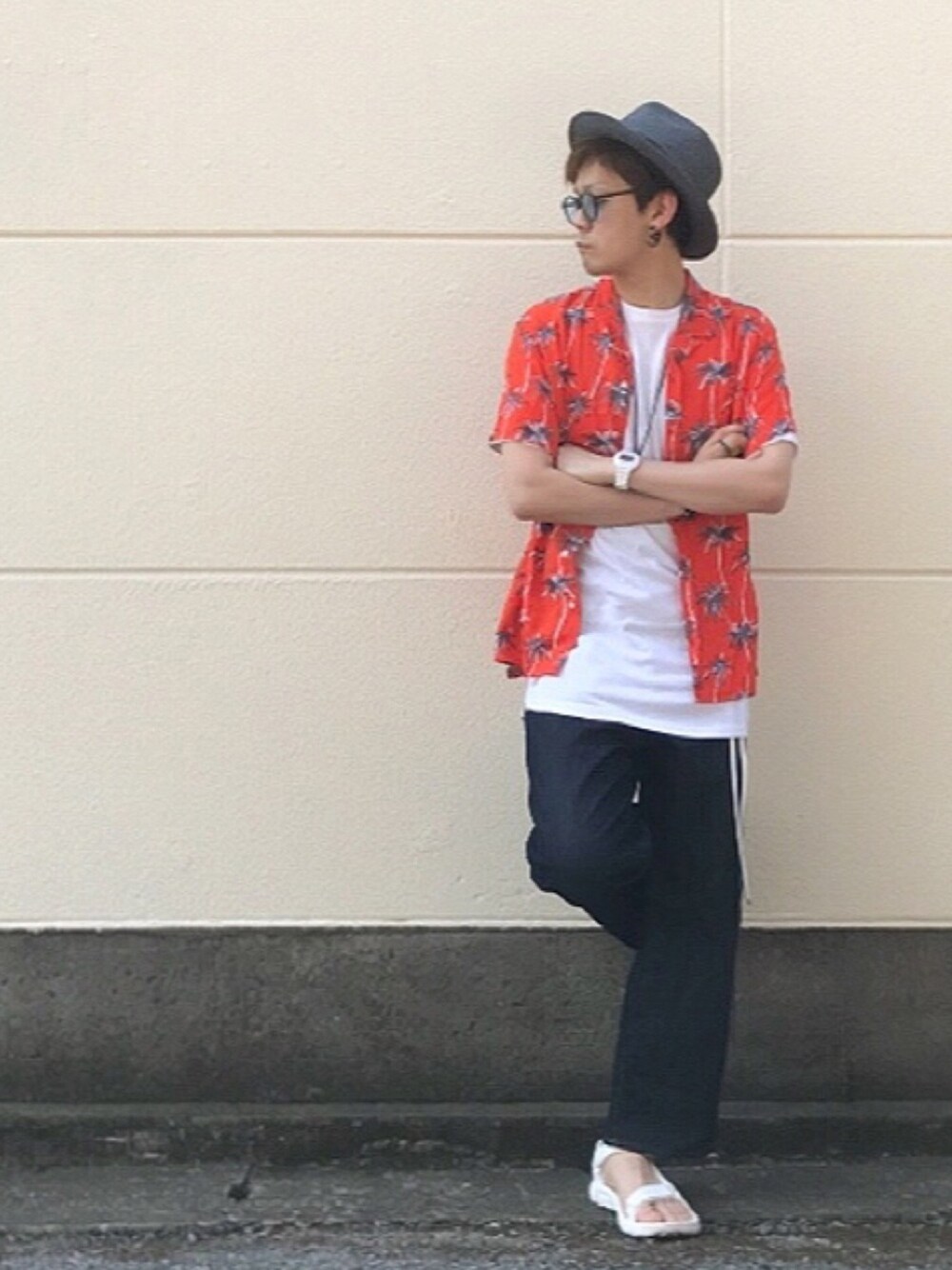 オレンジ系のシャツ/ブラウス、ホワイト系のTシャツ/カットソー、ブルー系のデニムパンツを着用したメンズの春コーディネートの1枚目の写真