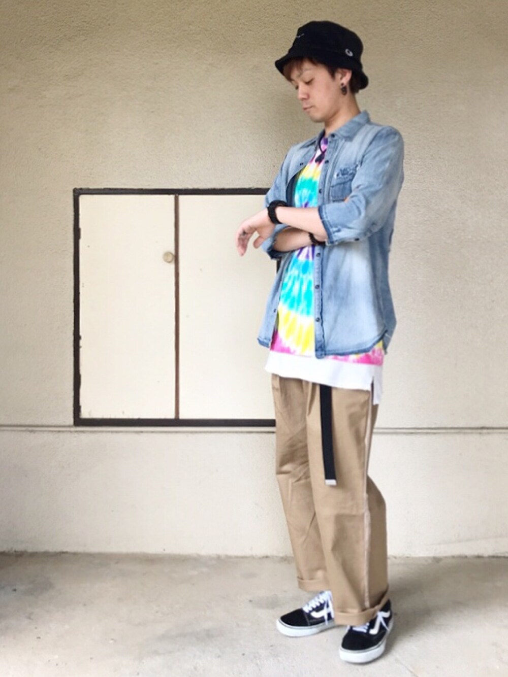 ブルー系のシャツ/ブラウス、パープル系のTシャツ/カットソー、ホワイト系のタンクトップを着用したメンズの春コーディネートの1枚目の写真