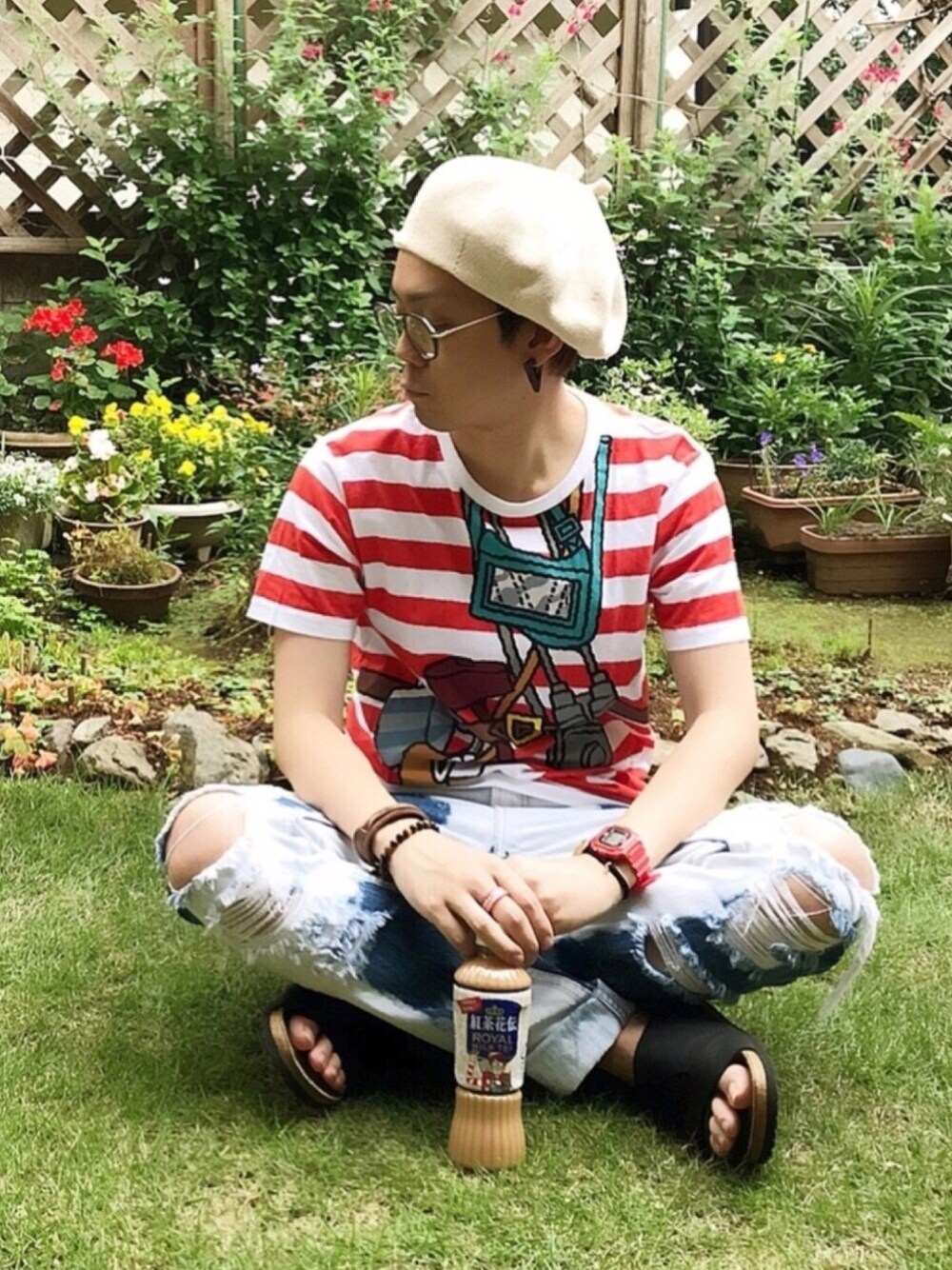 レッド系のTシャツ/カットソー、その他のデニムパンツ、ブラック系のサンダルを着用したメンズの夏コーディネートの1枚目の写真