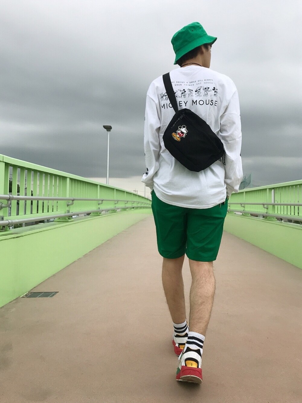 ホワイト系のTシャツ/カットソー、グリーン系のその他パンツ、その他のスニーカーを着用したメンズの夏コーディネートの1枚目の写真